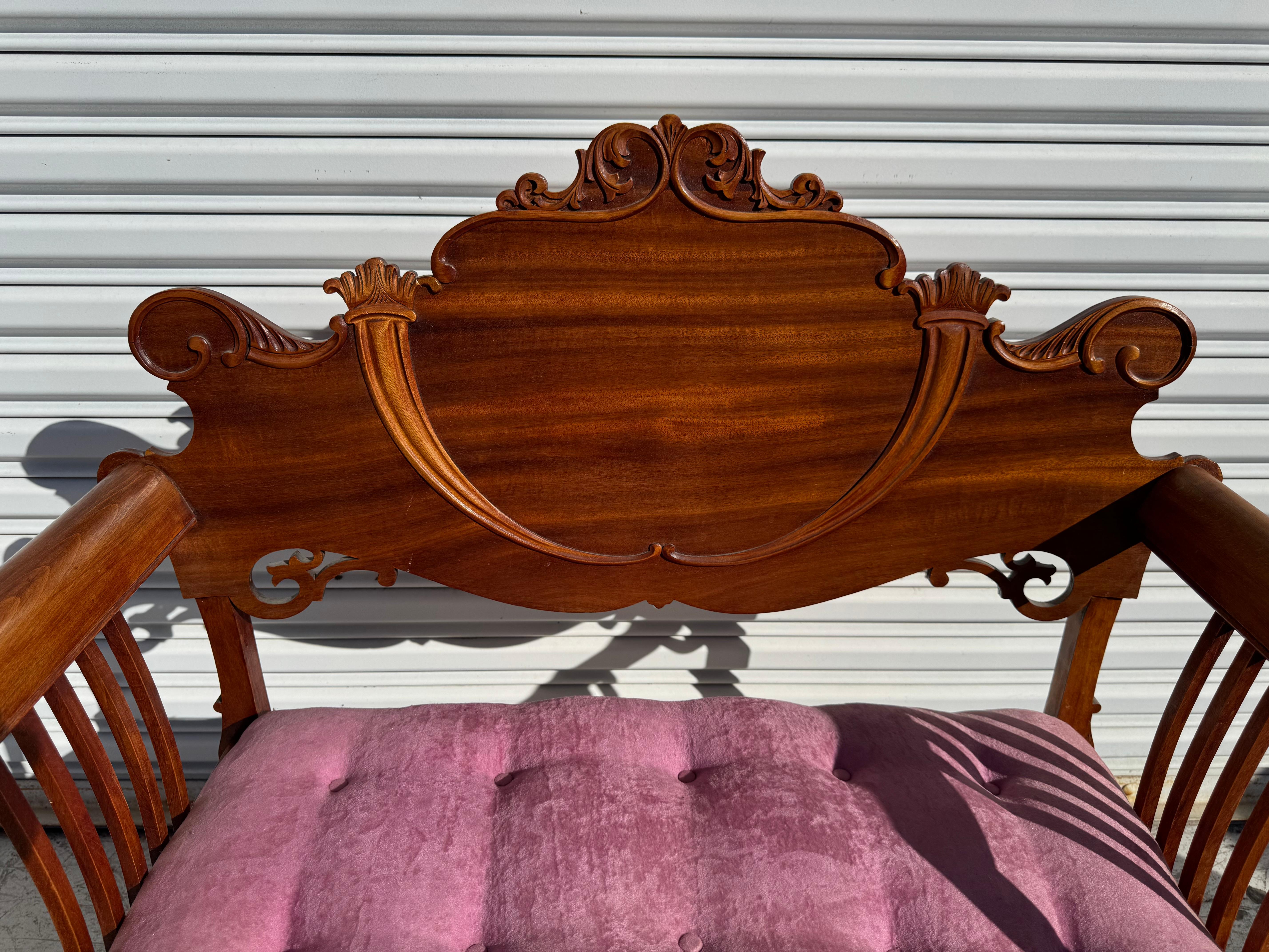 Il s'agit d'un banc touffeté ancien. Il est fabriqué dans le style savonorola.
Le dossier est sculpté à la main et les pieds sont en cabriole.
Le canapé repose sur des roulettes en laiton.