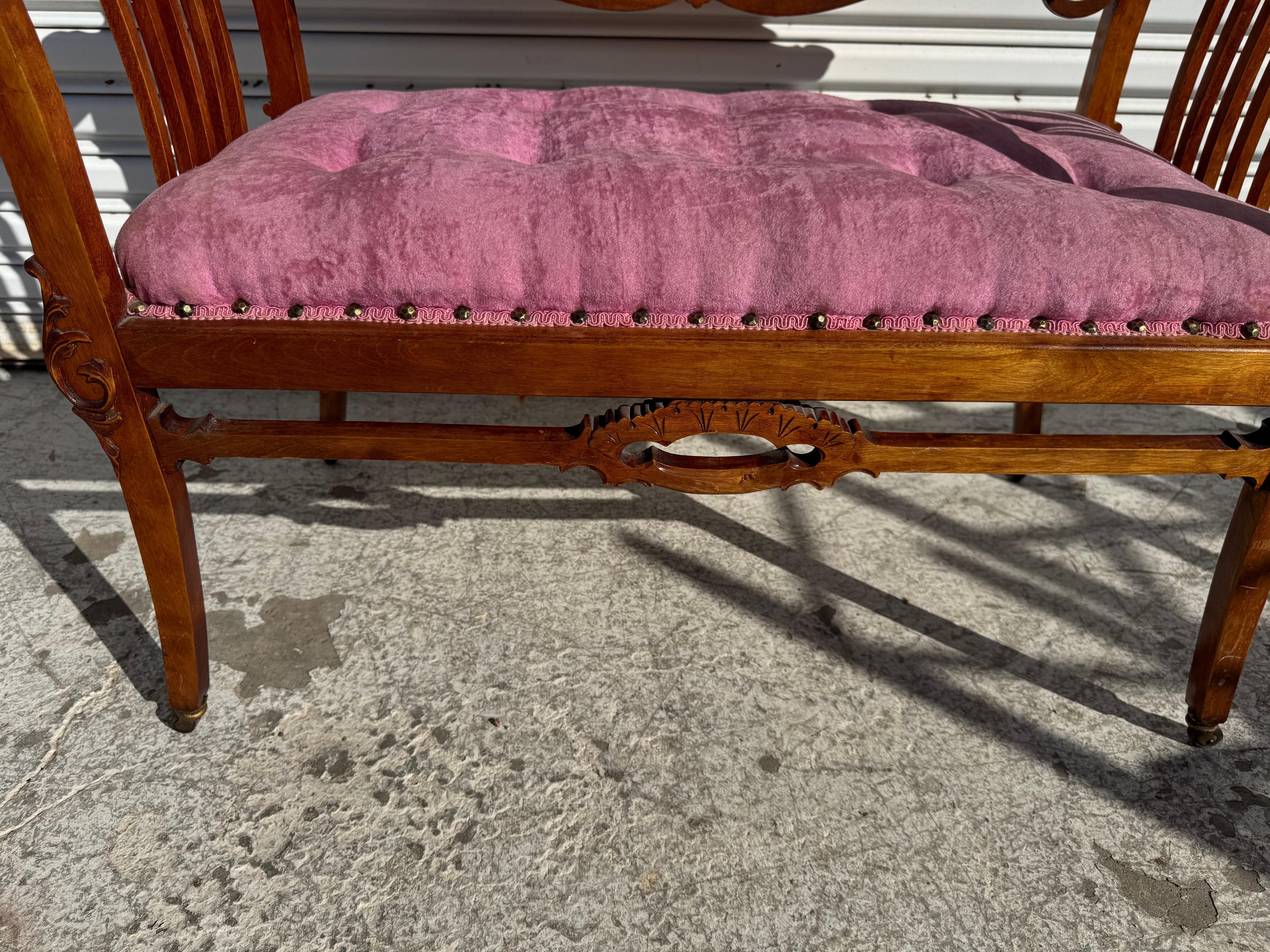 Américain Ancien banc en noyer du 20e siècle en vente