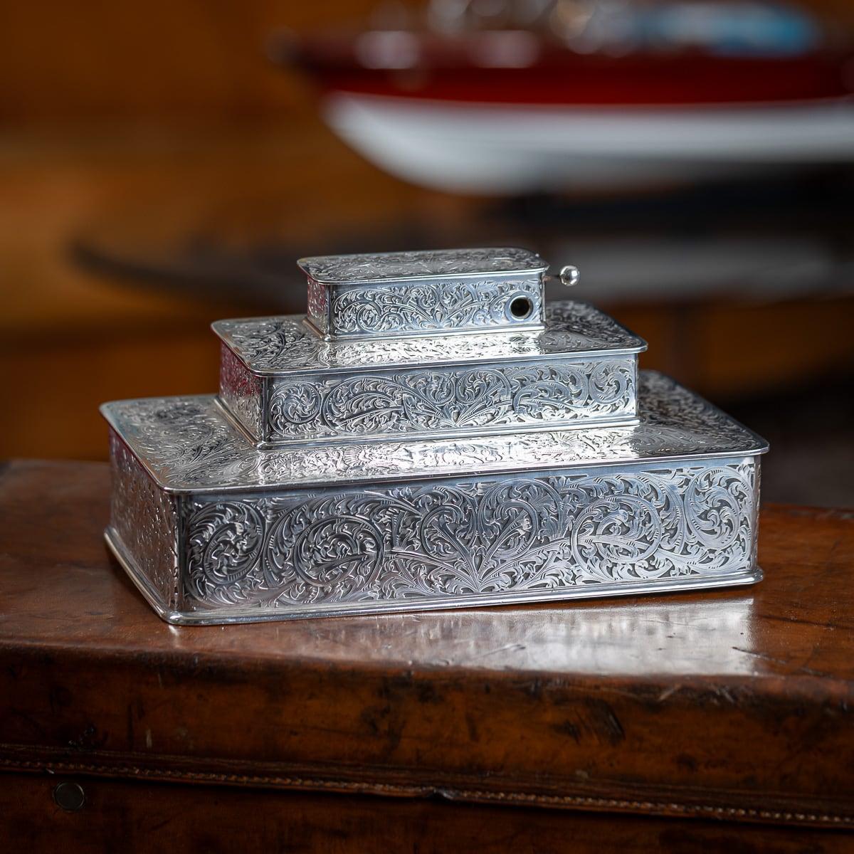 Antigua caja de puros de plata maciza Tiffany & Co. de principios del siglo XX, de tres pisos, forrada de cedro, de forma rectangular, el compartimento inferior se utiliza para los puros y está montado con una tapa abatible parcialmente levantada