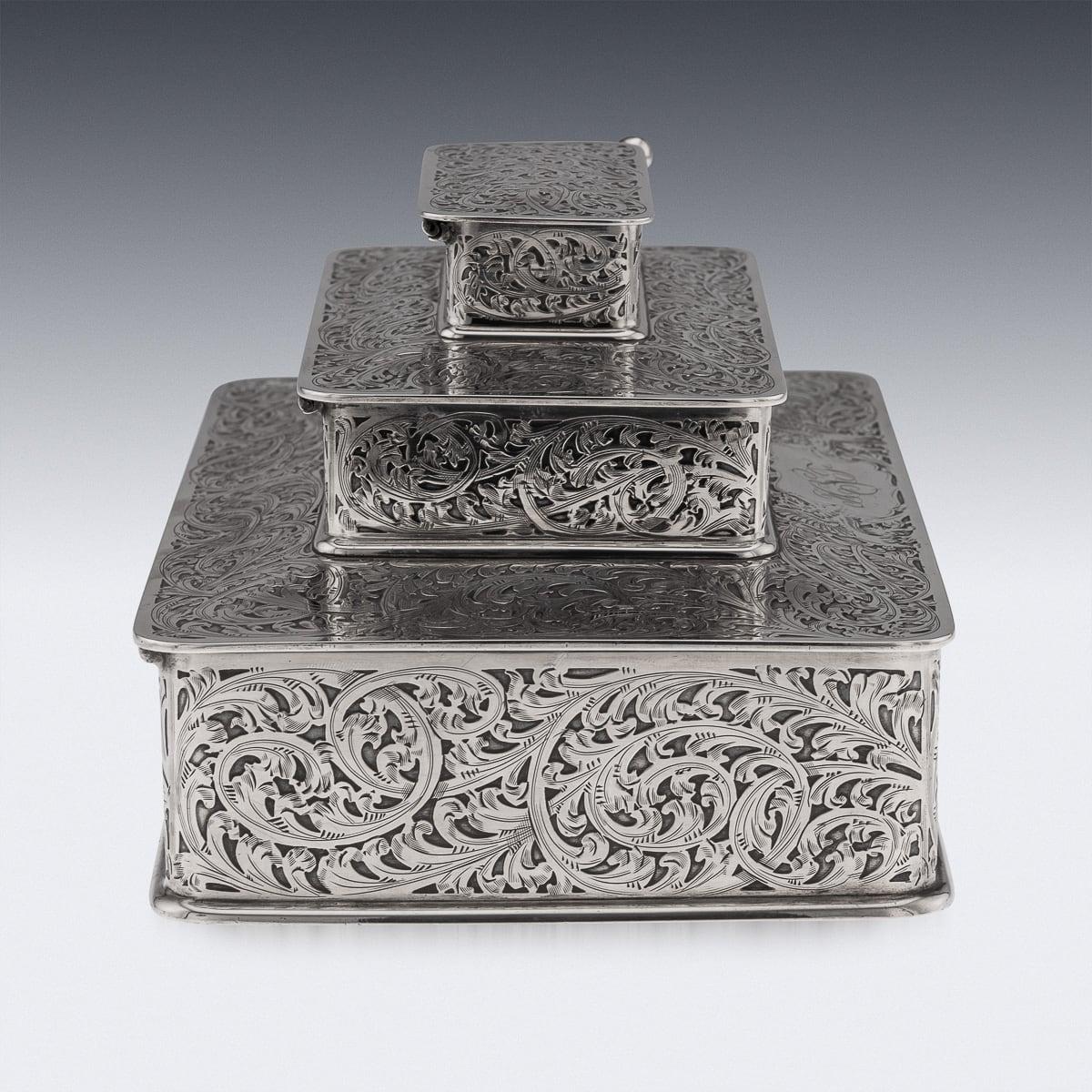 Antigua caja para puros de tres pisos de plata maciza americana del siglo XX, de Tiffany & Co. c.1920 Silver en venta