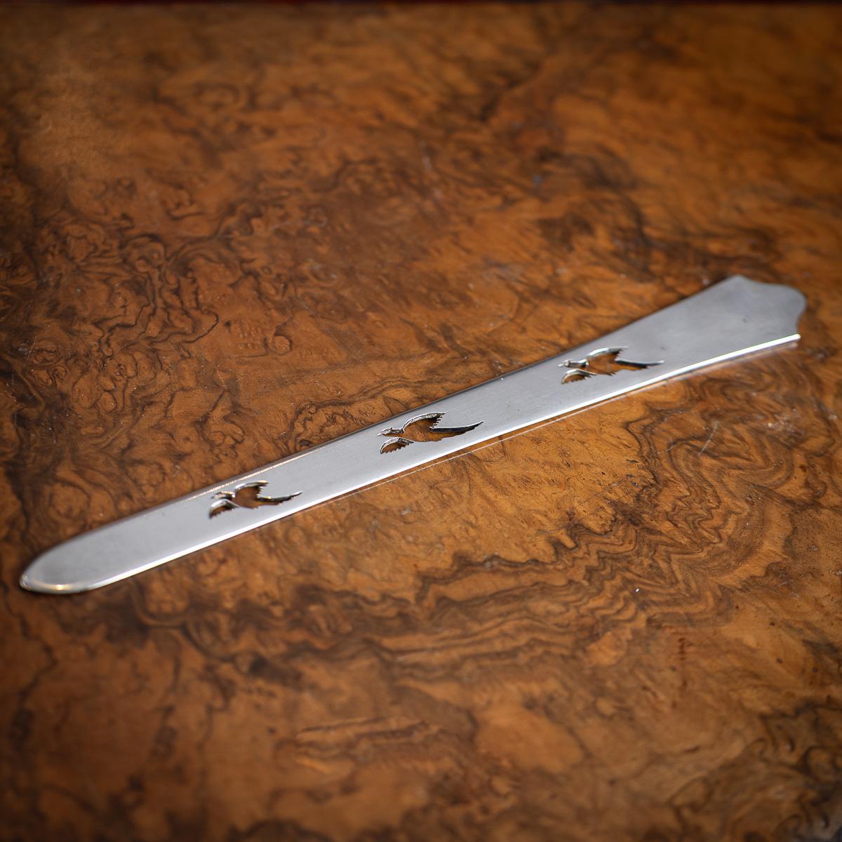 Antico tagliacarte in argento massiccio inglese del XX secolo di Asprey, di grandi dimensioni e di calibro pesante, questo tagliacarte presenta tre fagiani trafitti in volo.

Argento massiccio inglese con marchio (925 Standard), Londra, anno 1913