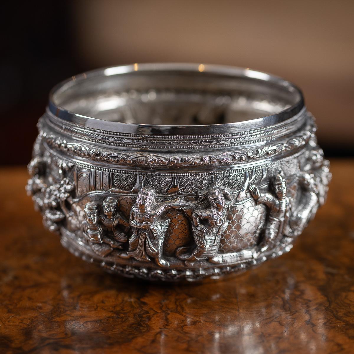 Antique bol en argent massif birman (Myanmar) du 20e siècle de forme circulaire, finement ciselé et repoussé avec des scènes détaillées représentant une rare compilation de contes Jataka. Constitués de centaines d'histoires sur les vies antérieures