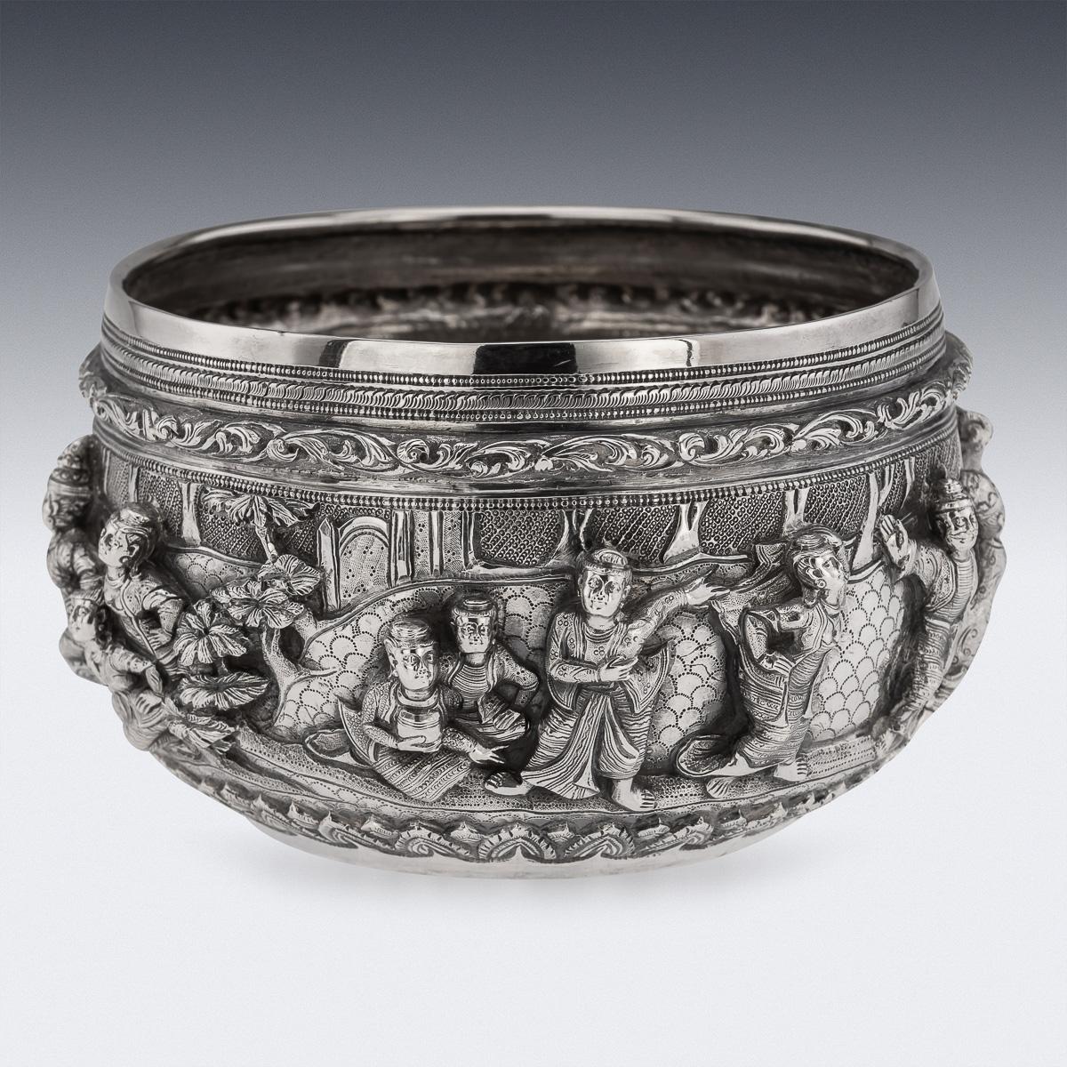 Autre Ancienne coupe en argent massif birman repoussé du 20e siècle 