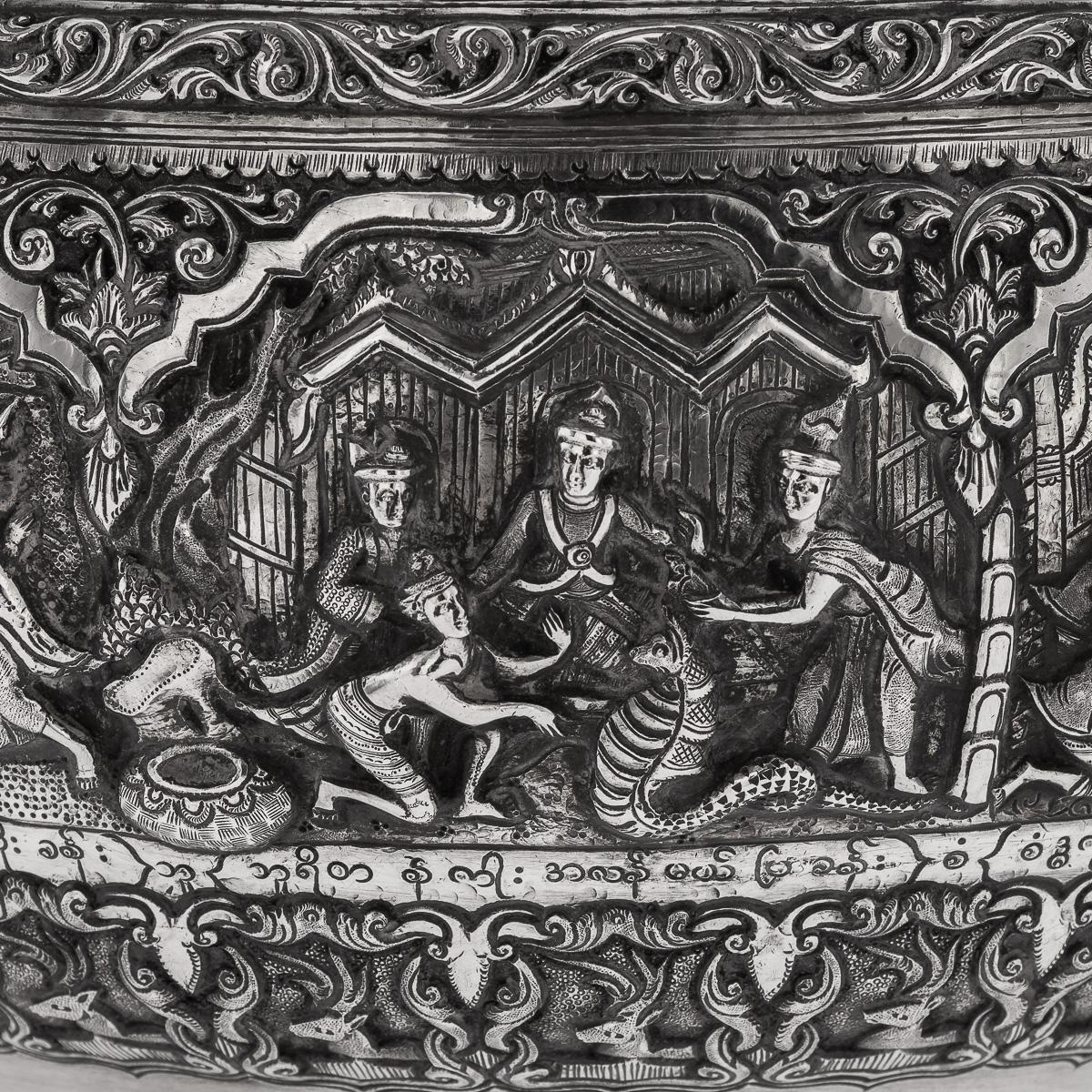 Ancienne coupe birmane en argent massif repoussé du 20e siècle 