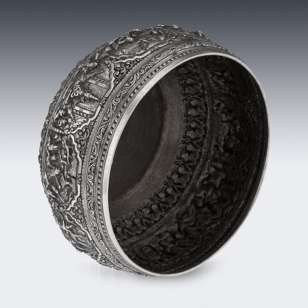 20ième siècle Ancienne coupe birmane en argent massif repoussé du 20e siècle 
