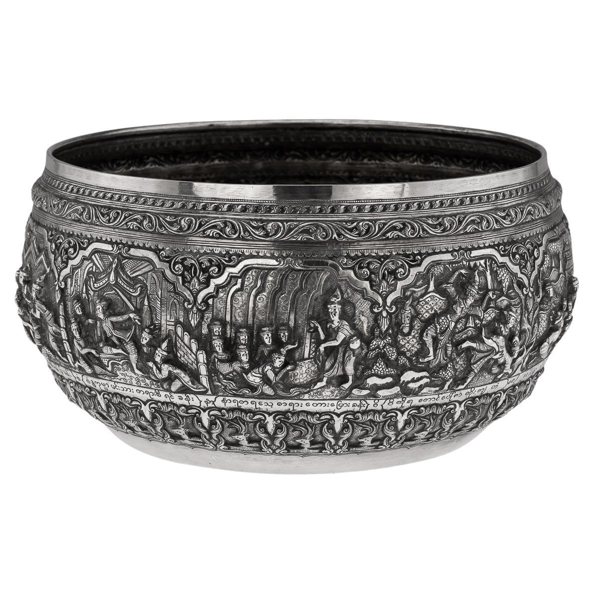 Antike birmanische Repoussé-Schale "Mahanipata Jataka" aus massivem Silber, 20. Jahrhundert, ca. 1915