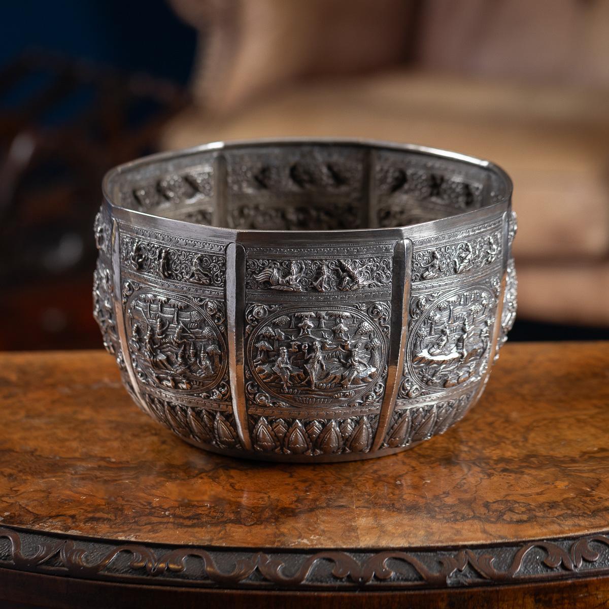 Antique bol en argent massif birman (Myanmar) du 20e siècle de forme octogonale, finement ciselé et repoussé avec des scènes détaillées représentant une rare compilation de contes Jataka. L'un des derniers récits des Jataka bouddhistes, le Sama