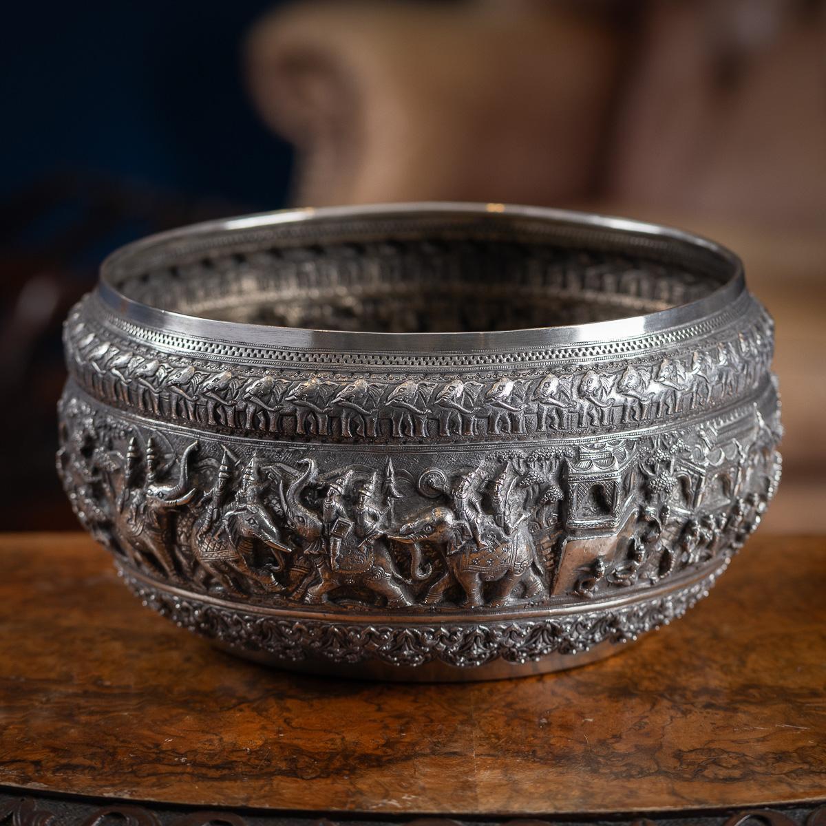 Antique 20ème siècle exceptionnel bol thabeik birman (Myanmar) en argent massif, repoussé décoré en haut relief de scènes de la mythologie birmane, représentant des scènes du Mahajanaka Jataka. 

Basse Birmanie (Myanmar), daté de 1928. Le dessous