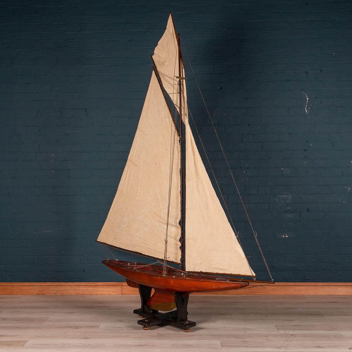 Antique 20th Century English Gaff Rigged Racing Pond Yacht, circa 1920 In Good Condition In Royal Tunbridge Wells, Kent