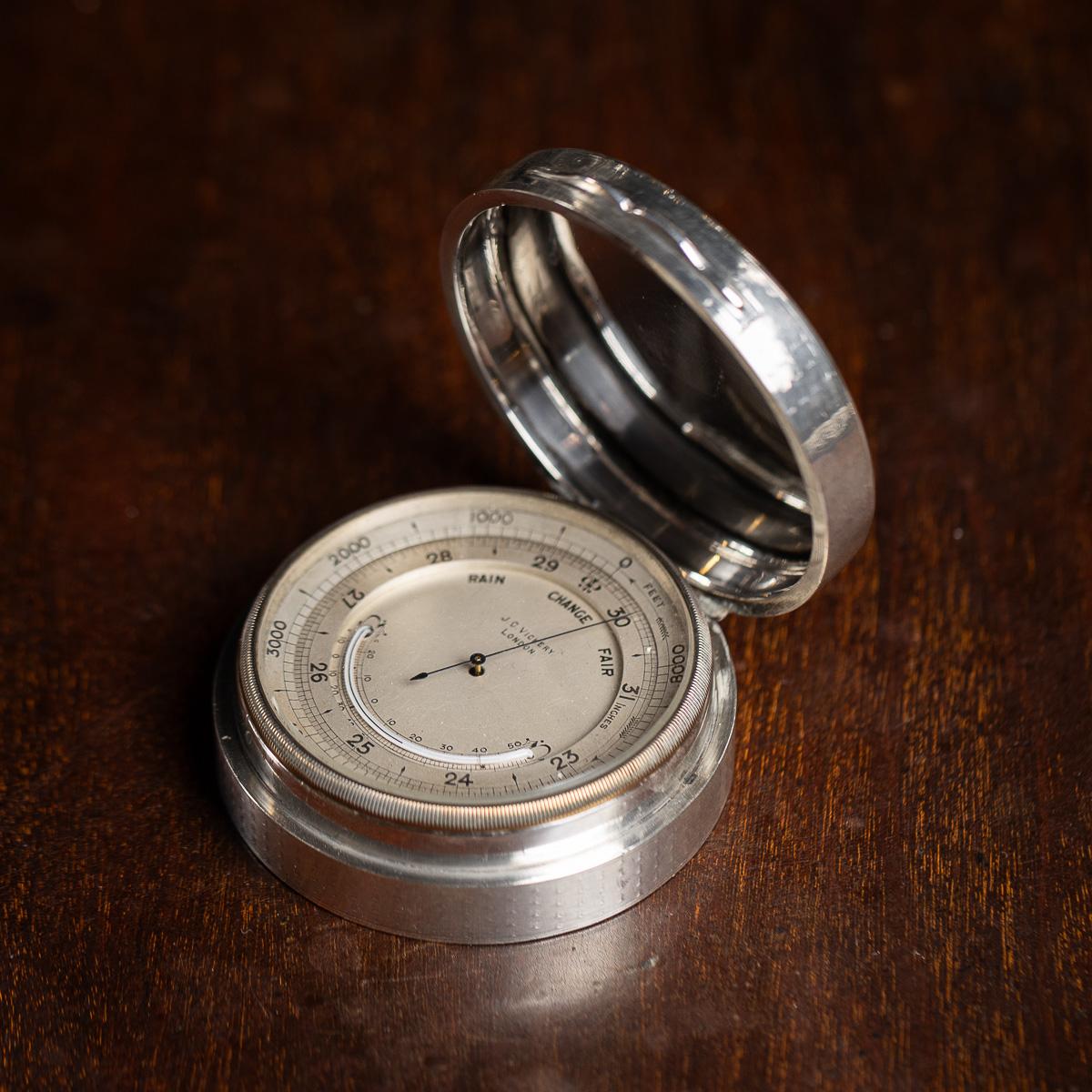 Antico barometro e termometro in argento massiccio inglese del XX secolo. L'astuccio è splendidamente lavorato con un design a motore tornito. Argento massiccio inglese con marchio (standard 925), Londra, anno 1912 (r), marchio del produttore JCV