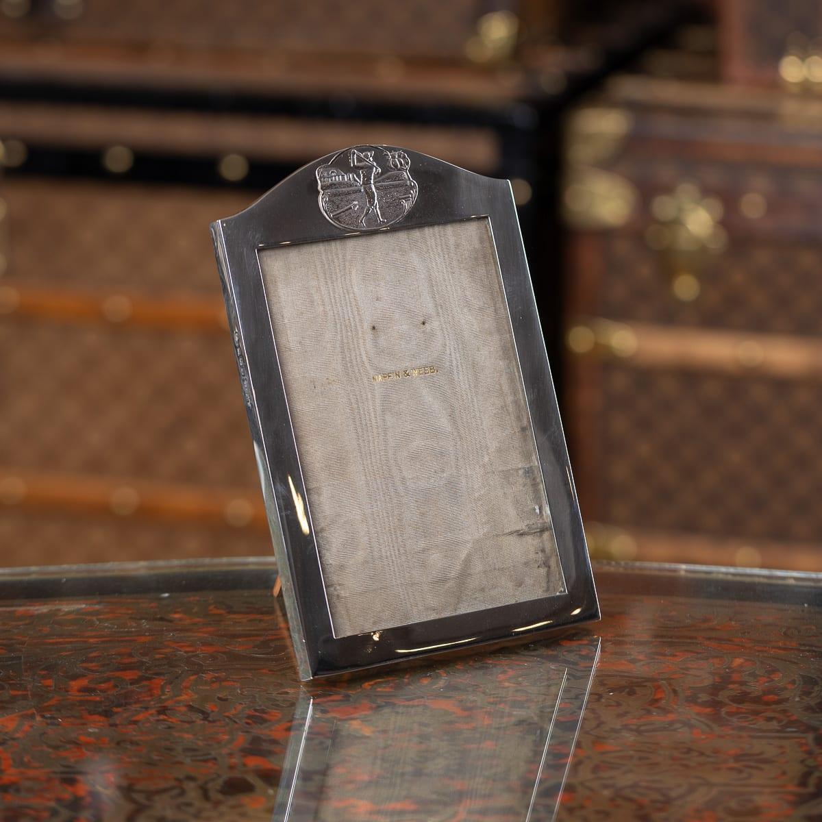 Antiguo marco fotográfico inglés del siglo XX de plata maciza de forma rectangular con la parte superior curvada y decoración 