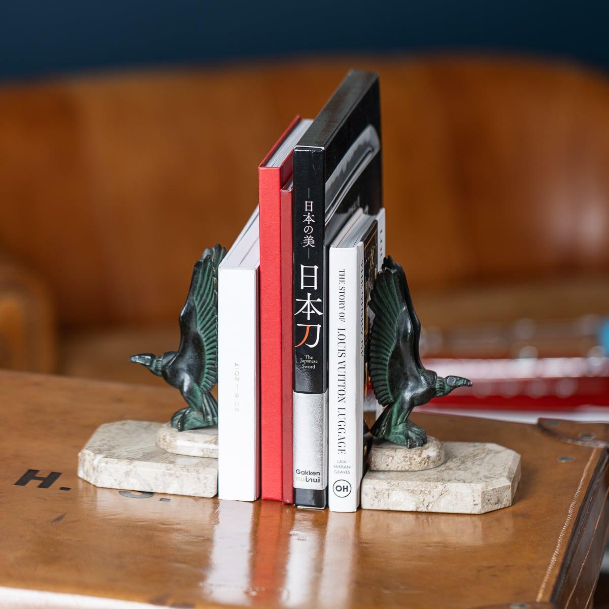Antiguos remates de libros Art Decó franceses de principios del siglo XX, de bronce y mármol, moldeados con realismo en forma de dos buitres montados sobre bases de mármol pulido. Estos remates de libro no están firmados y son atribuibles a Max Le