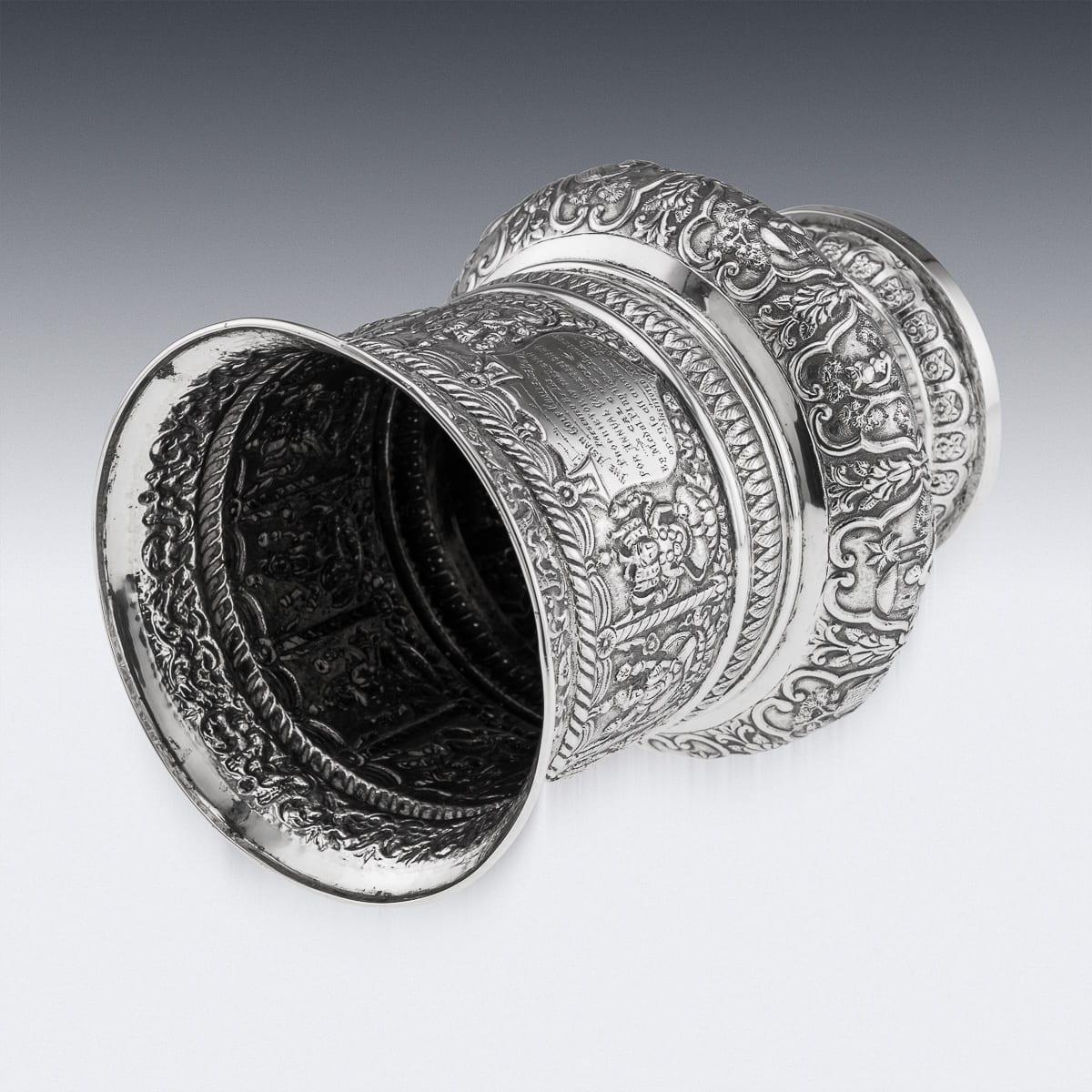 20ième siècle A.I.C C. Silver Repoussé, Dass & Dutt c.1900 en vente