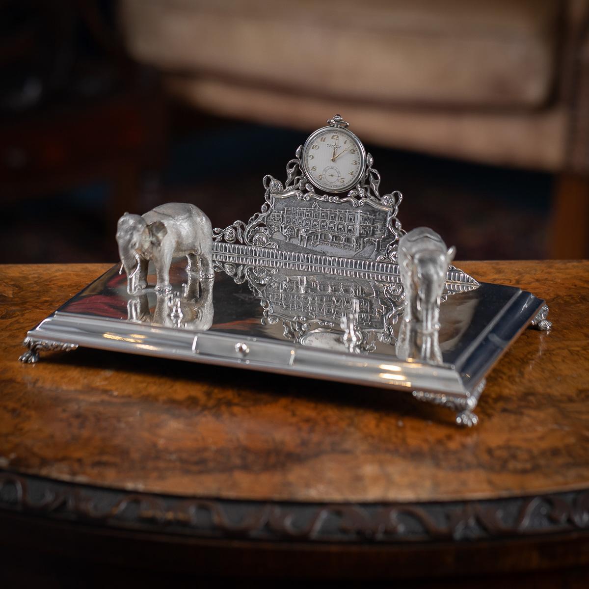Antico set da scrivania indiano in argento massiccio dell'inizio del XX secolo, con orologio da tasca rimovibile venduto da Hamilton & Co., Calcutta. Il pezzo è affiancato da due elefanti finemente modellati con pelle dalla texture realistica.