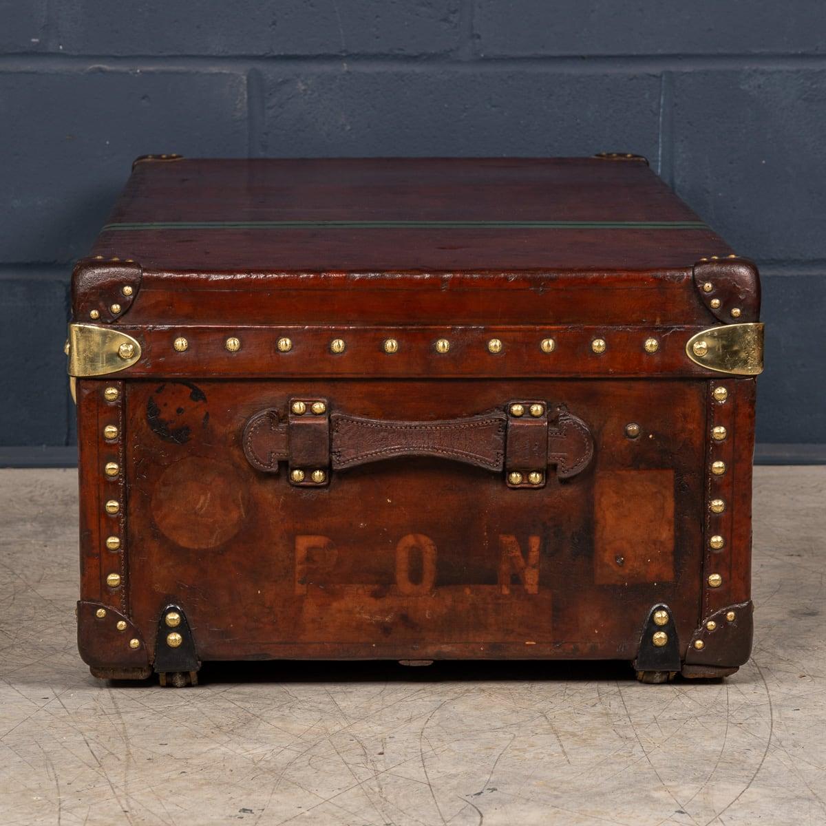 Antiguo baúl de cabina Louis Vuitton del siglo XX en piel de vaca natural, Francia c.1920 en Bueno Estado en Royal Tunbridge Wells, Kent