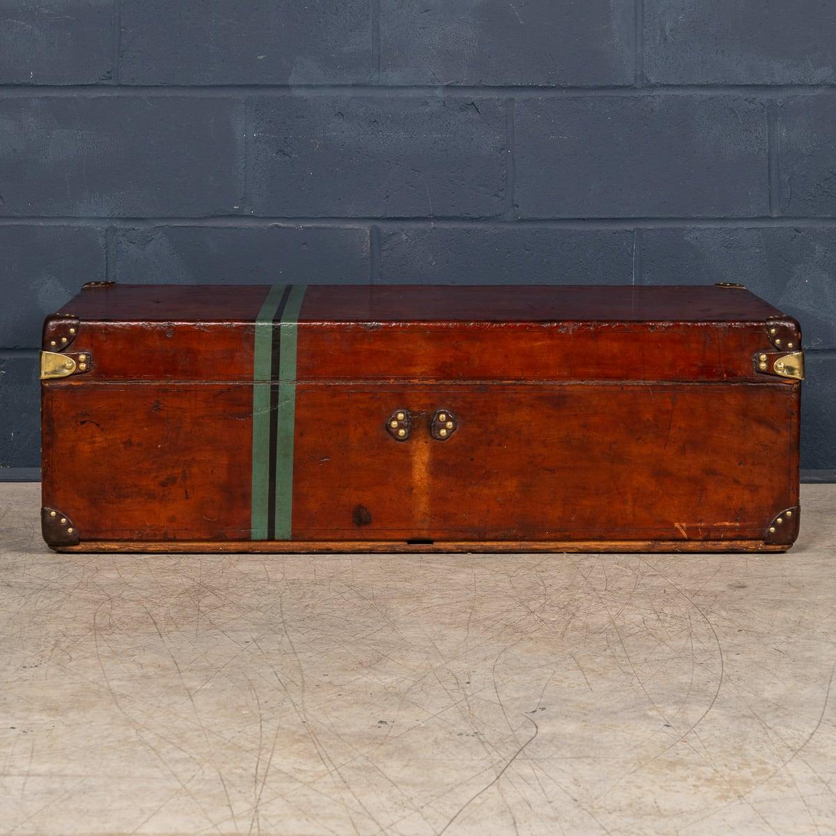 Antiguo baúl de cabina Louis Vuitton del siglo XX en piel de vaca natural, Francia c.1920 Latón