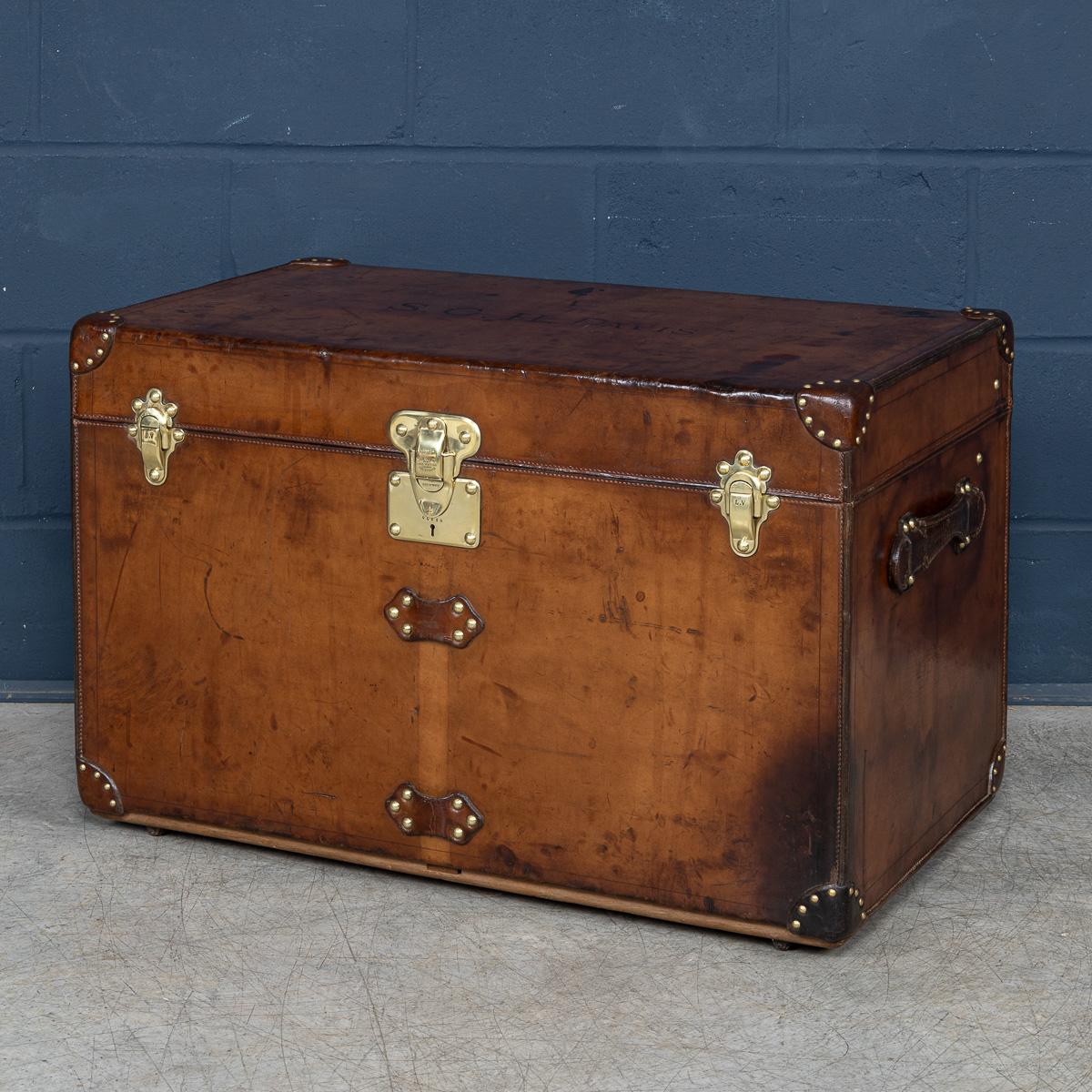 Ein sehr seltener Louis Vuitton-Kurierkoffer mit Lederbezug. Es stammt aus der ersten Hälfte des 20. Jahrhunderts und ist nicht mit dem weltberühmten (aber häufigeren) Monogram-Canvas überzogen, sondern mit einem einzigen Stück Rindsleder. Diese