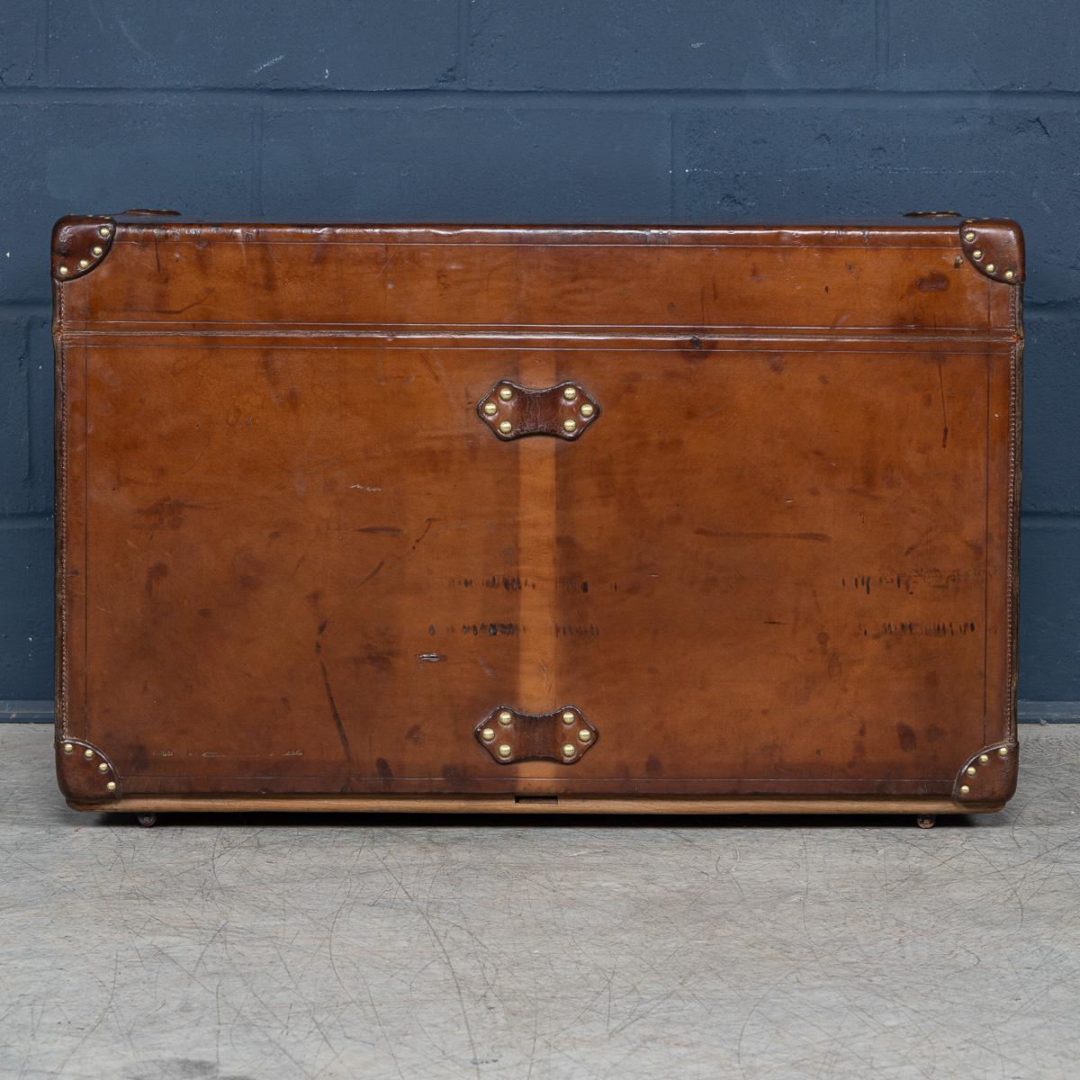 Antike 20. Jahrhundert Louis Vuitton Kurier Koffer in natürlichen Kuhfell, Frankreich c.1900 im Zustand „Gut“ im Angebot in Royal Tunbridge Wells, Kent