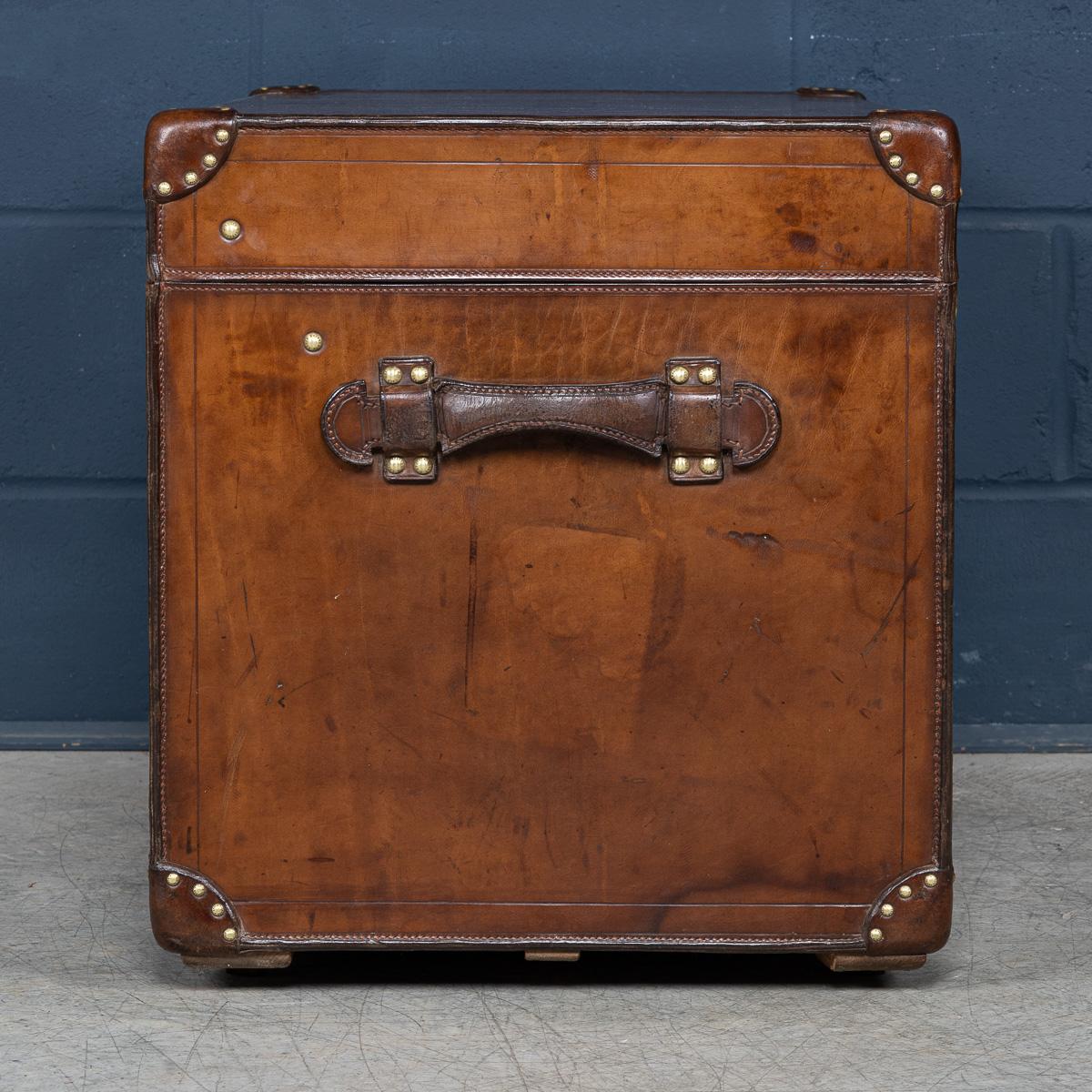 Antike 20. Jahrhundert Louis Vuitton Kurier Koffer in natürlichen Kuhfell, Frankreich c.1900 (Messing) im Angebot