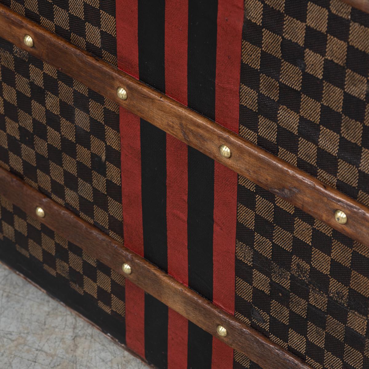 Ancienne malle haute Louis Vuitton du 20e siècle en toile de damier, France c.1900 en vente 7