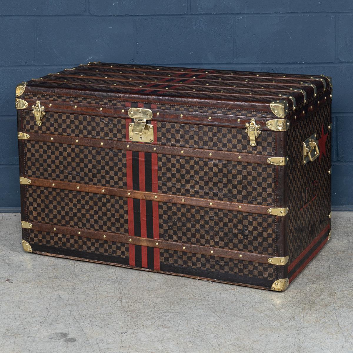 Malle haute en Damier de Louis Vuitton, début du 20e siècle. Cette malle était l'objet indispensable à tout voyageur d'élite. Cette malle est recouverte de la célèbre toile Damier. Datant d'environ 1900, il s'agit d'un magnifique exemple de ce type