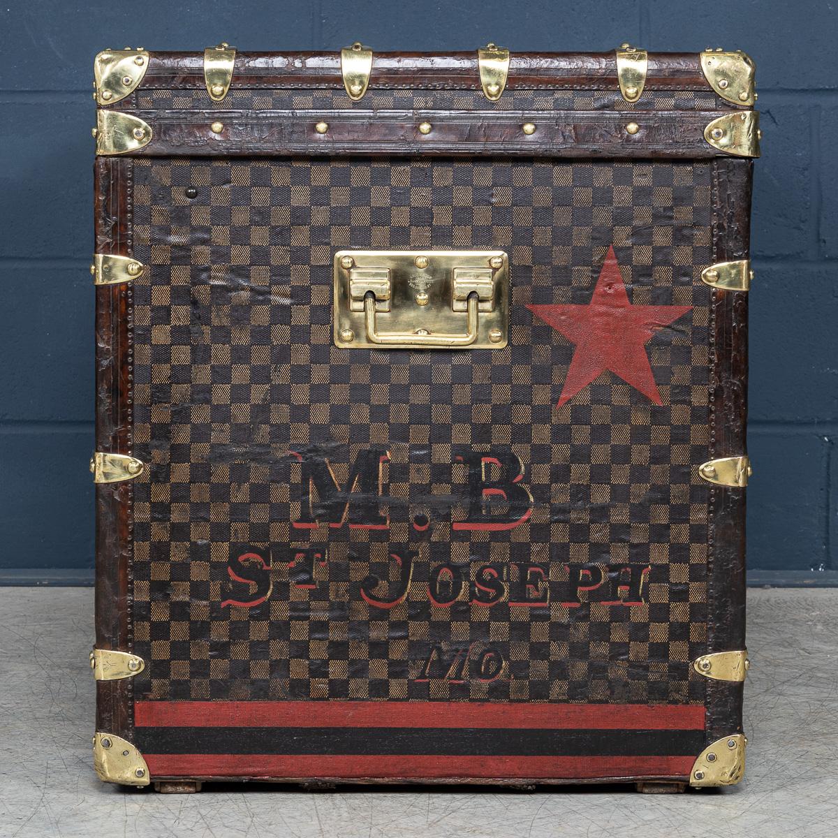 Ancienne malle haute Louis Vuitton du 20e siècle en toile de damier, France c.1900 Bon état - En vente à Royal Tunbridge Wells, Kent