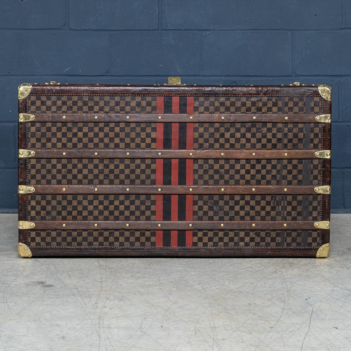 Laiton Ancienne malle haute Louis Vuitton du 20e siècle en toile de damier, France c.1900 en vente