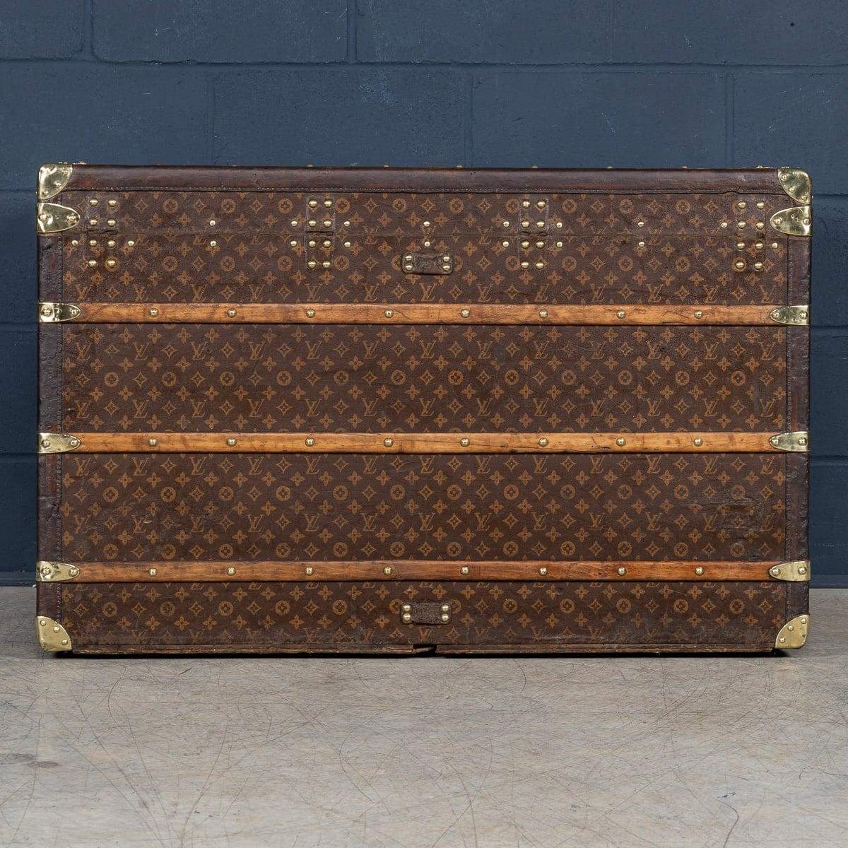 Antico baule Louis Vuitton Haute del XX secolo in tela Monogram, Francia, 1910 ca. In condizioni buone in vendita a Royal Tunbridge Wells, Kent