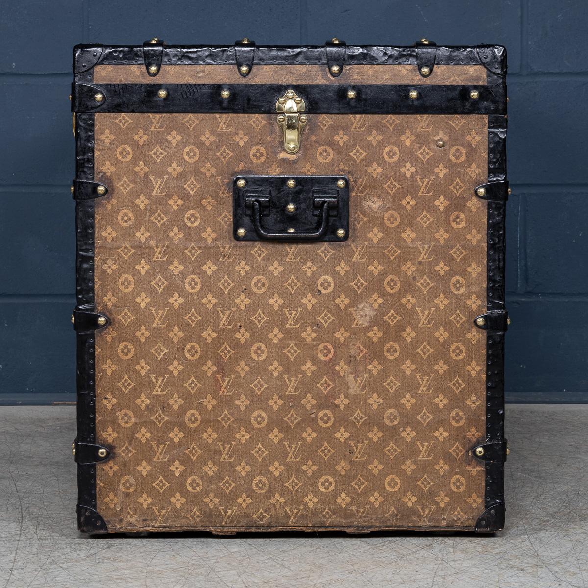 Français Malle Louis Vuitton du 20e siècle « Malle Haute » en toile tissée, France c.1900 en vente