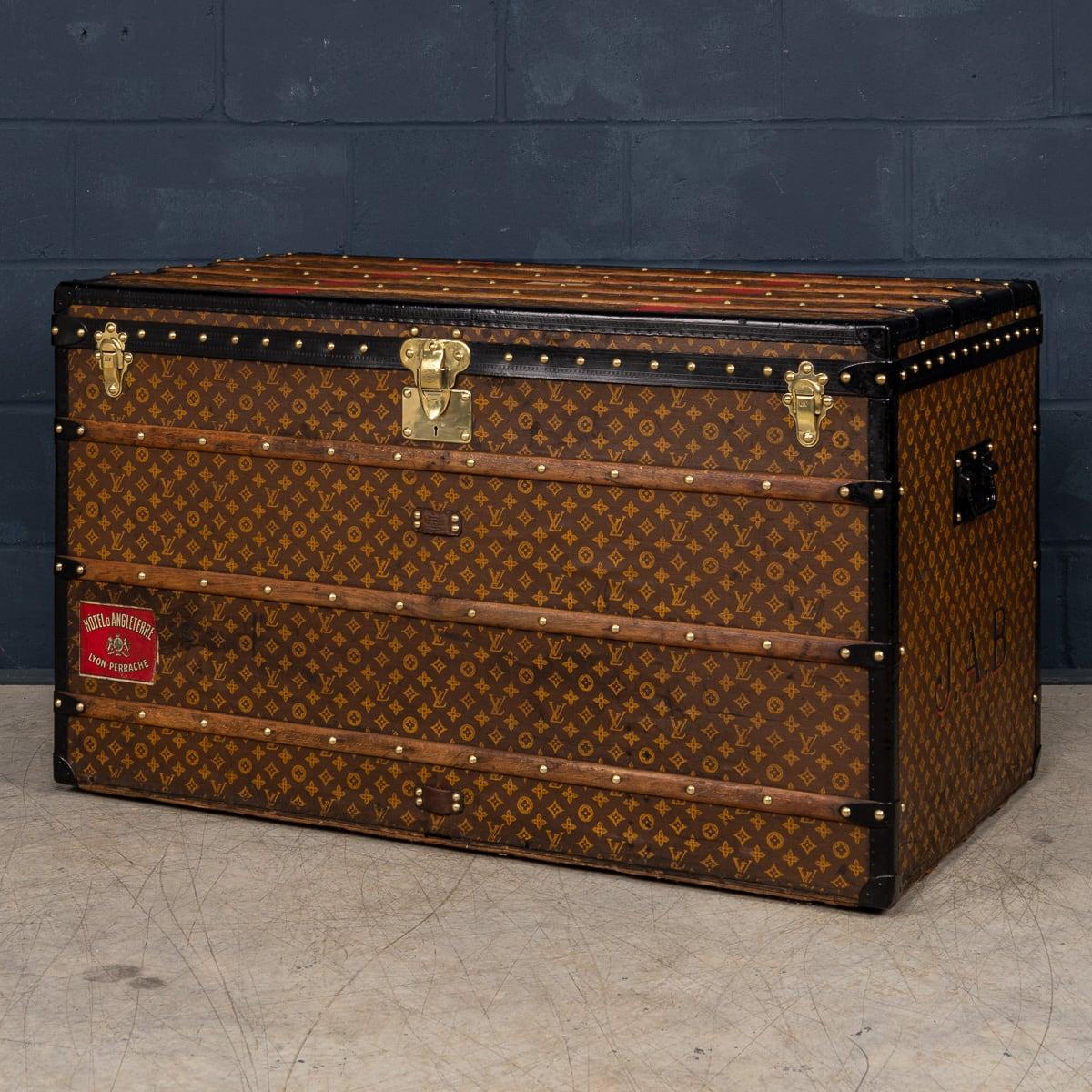 Probabilmente un pezzo unico, questo enorme baule Louis Vuitton era un ordine speciale risalente all'inizio del secolo. Con un'impressionante larghezza di 120 cm, a prima vista è così imponente da attirare l'attenzione.

È rivestito con la famosa