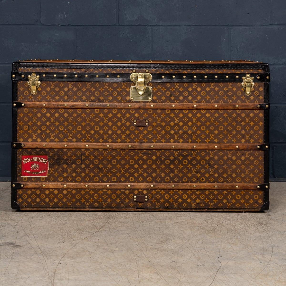 Francese Antico baule Louis Vuitton del XX secolo in tela Monogram, Francia in vendita