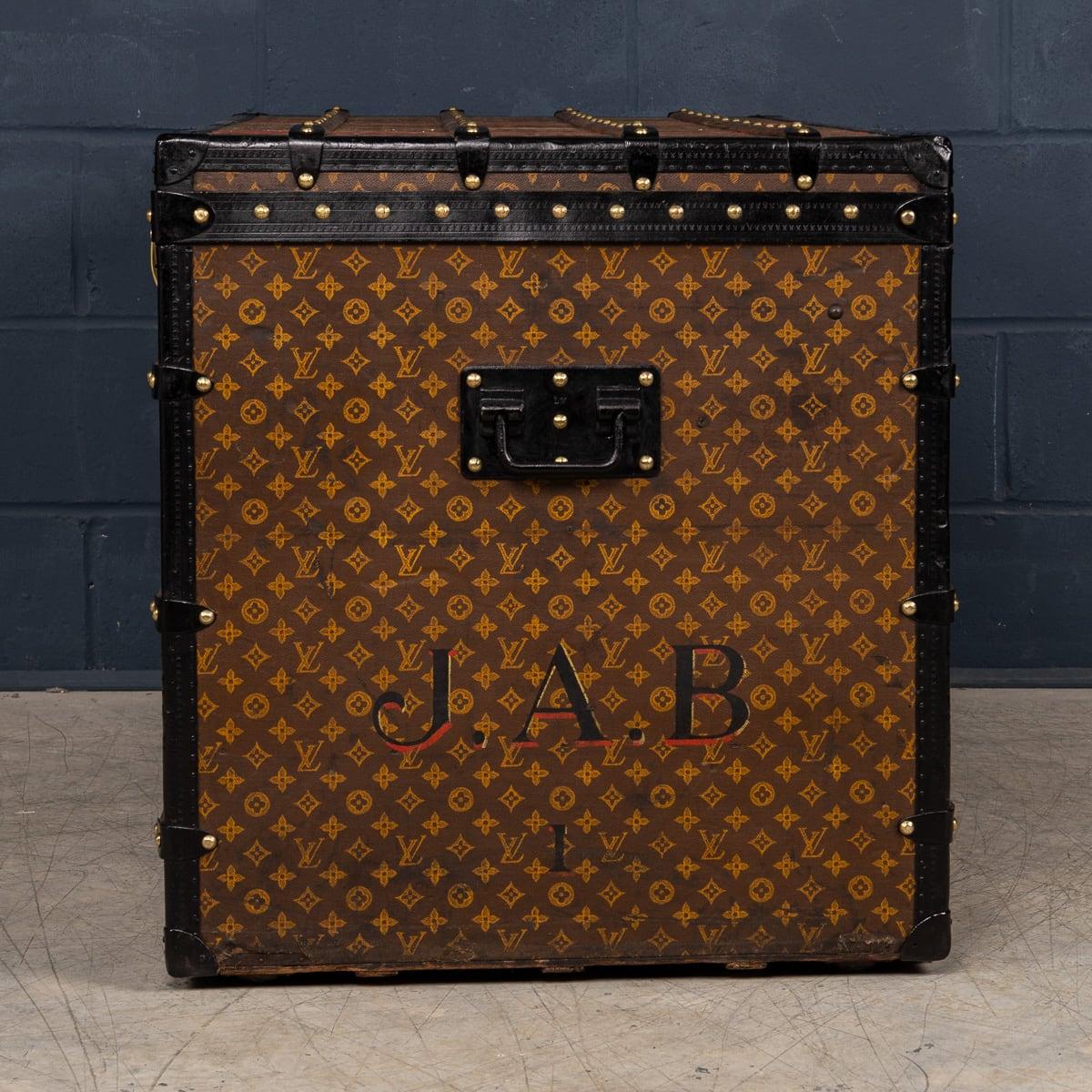 Antico baule Louis Vuitton del XX secolo in tela Monogram, Francia In condizioni buone in vendita a Royal Tunbridge Wells, Kent
