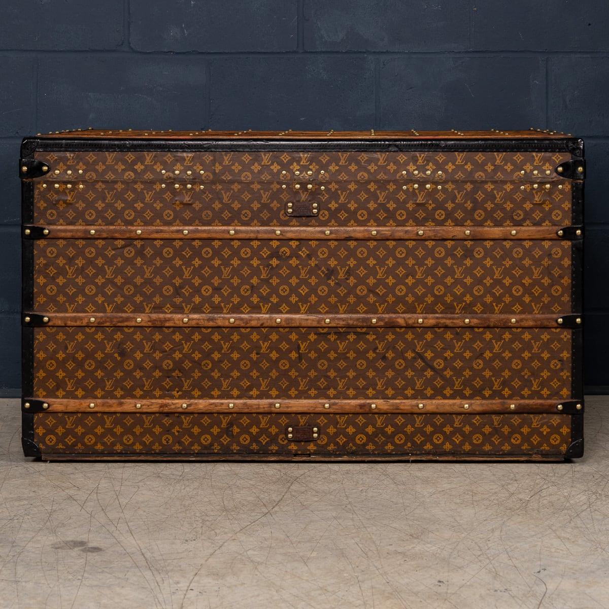 Ottone Antico baule Louis Vuitton del XX secolo in tela Monogram, Francia in vendita