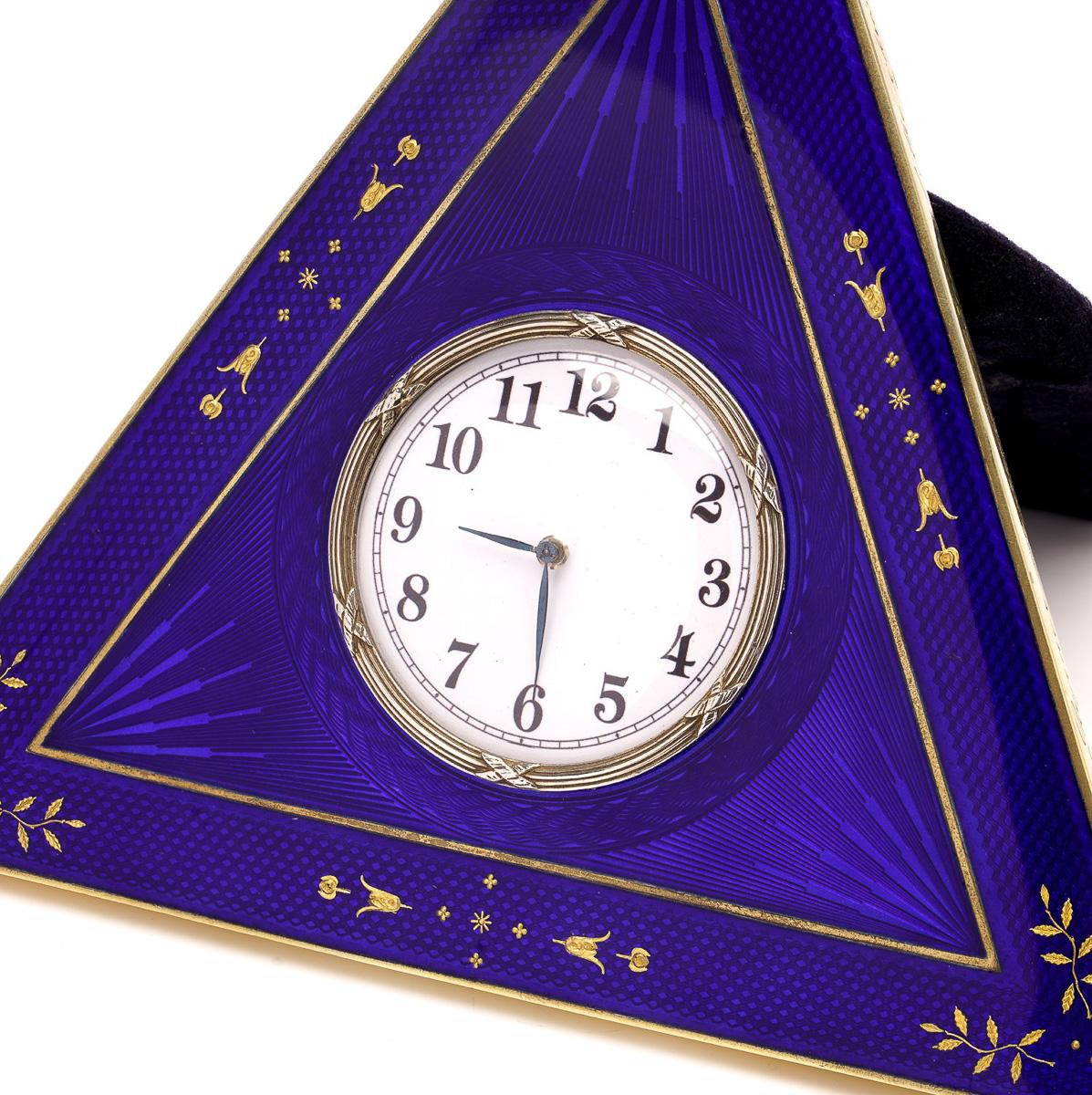 Norvegese Antico orologio da tavolo norvegese del XX secolo in argento massiccio e smalto guilloché, Oslo c.1920 in vendita
