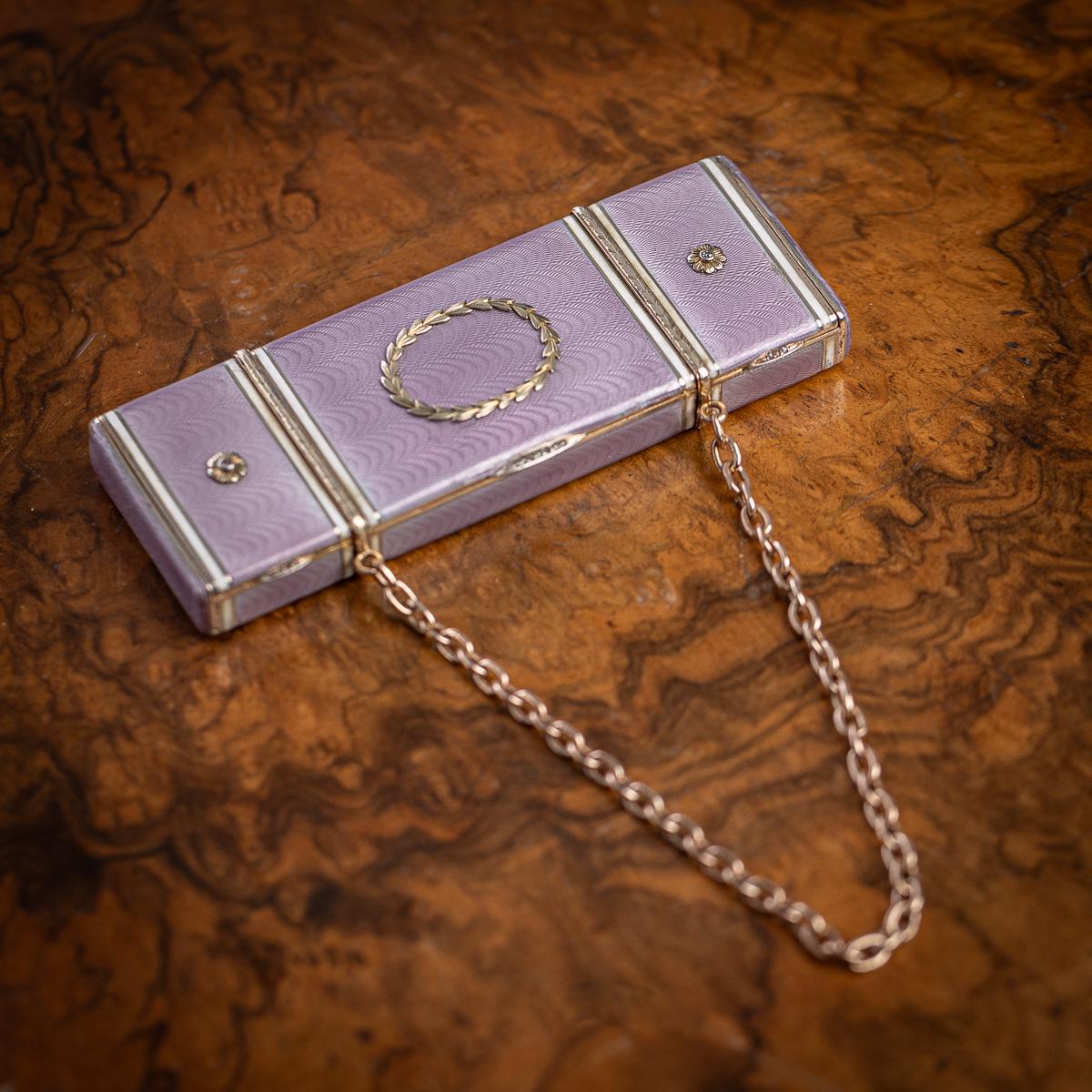 Ancienne boîte à pharmacie impériale russe du début du 20e siècle en argent massif et or, signée Fabergé. Décoré d'un émail mauve vibrant sur fond guilloché, le vanity case est formé de trois compartiments, chacun doté d'un petit miroir sur le