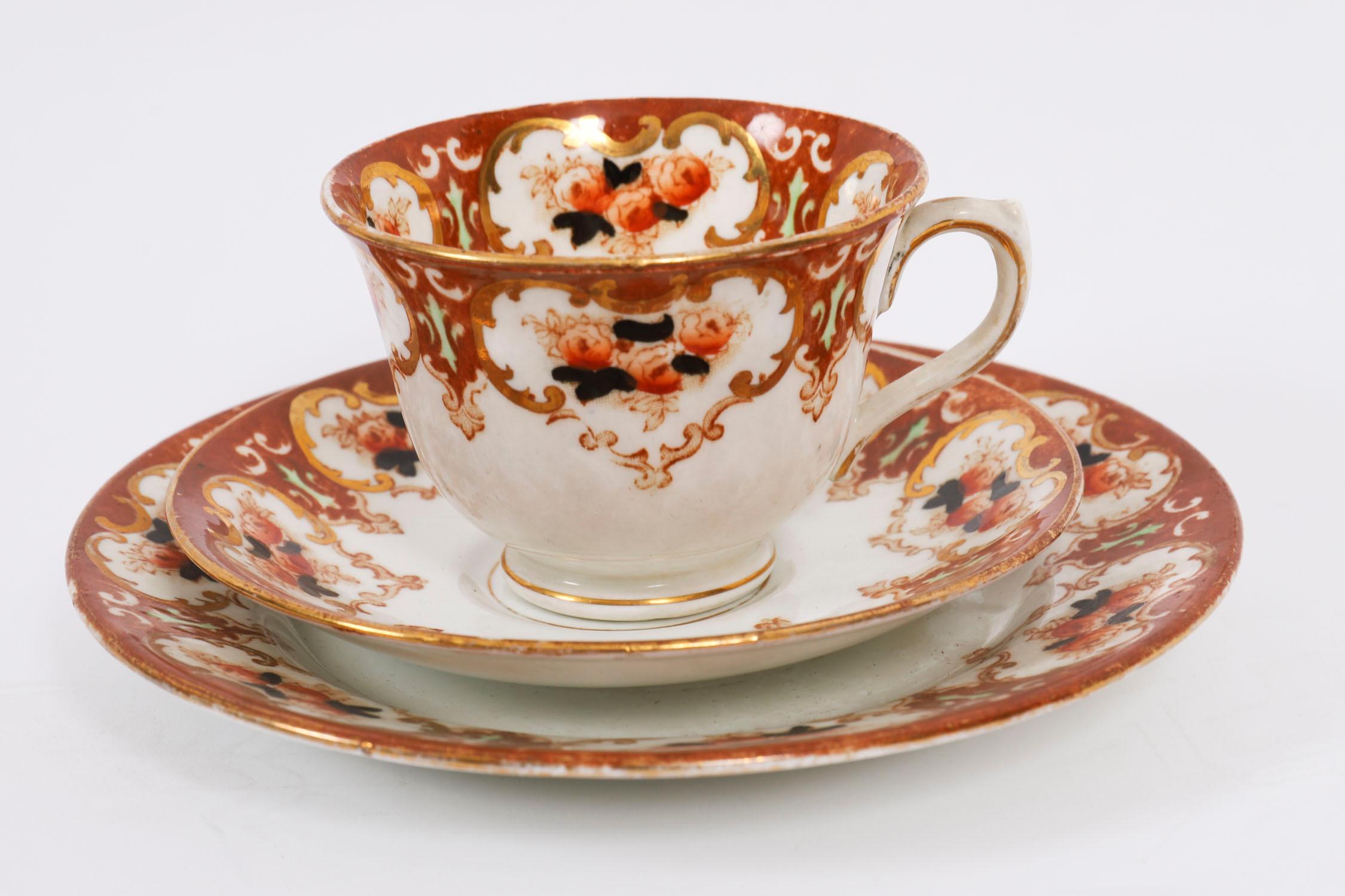 Voici un magnifique service à thé ancien en porcelaine Crown china de Royal Albert, datant de 1917 à 1925.

Il contient 21 pièces et est magnifiquement réalisé avec de superbes décorations dorées dans des motifs floraux de couleur cobalt et