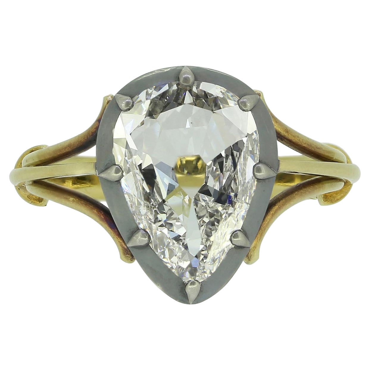 Anello antico con diamante solitario taglio pera da 2,11 carati in vendita