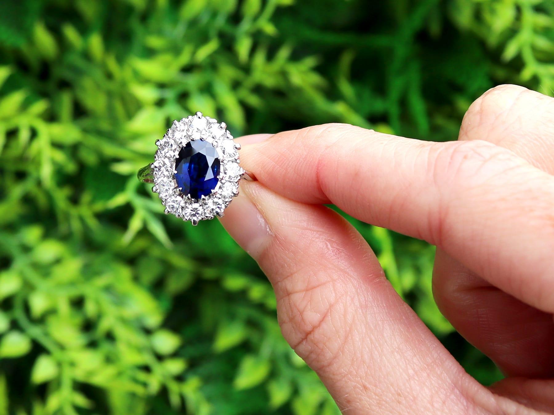Superbe, belle et impressionnante bague ancienne en or blanc 18 carats et platine, sertie d'un saphir de 2,13 carats et d'un diamant de 1,00 carat ; elle fait partie de notre collection de bagues de fiançailles en saphir.

Cette magnifique, fine et
