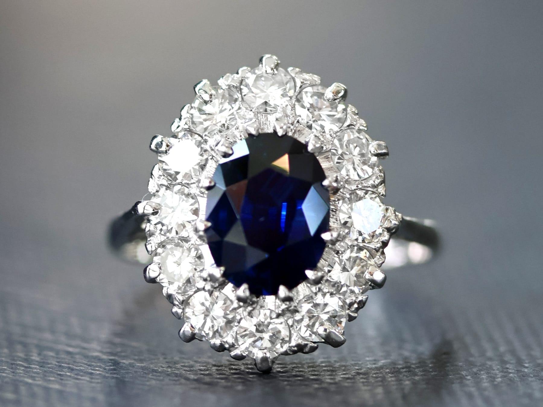 Taille ovale Bague ancienne en or blanc 18k de 2,13 carats de saphir et 1,00 carat de diamant Circa 1935 en vente