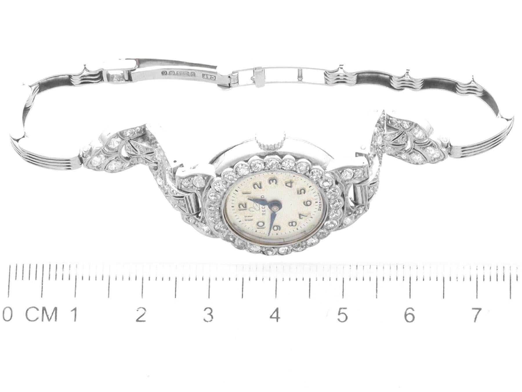 Montre de cocktail ancienne en or blanc et diamants de 2,16 carats, vers 1925 Unisexe en vente