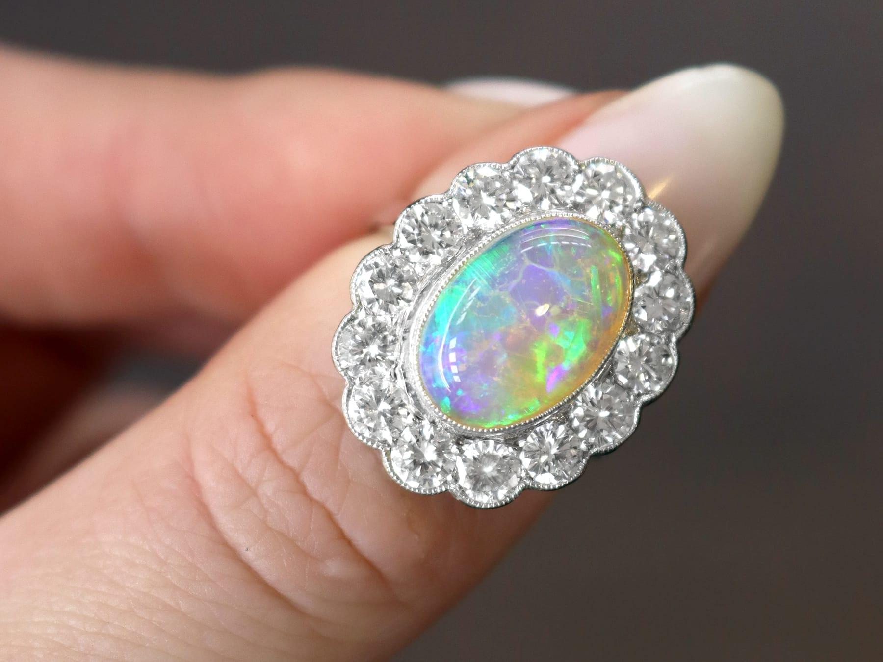Impresionante anillo antiguo de 2,19 quilates de ópalo blanco y 2,36 quilates de diamantes, estilo racimo de platino; forma parte de nuestras diversas colecciones de joyas antiguas y joyas de herencia.

Este impresionante anillo antiguo de ópalo