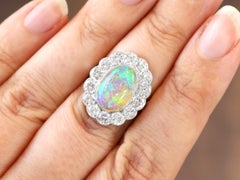 Antiker 2,19 Karat weißer Opal und 2,36 Karat Diamant-Cluster-Ring aus Platin