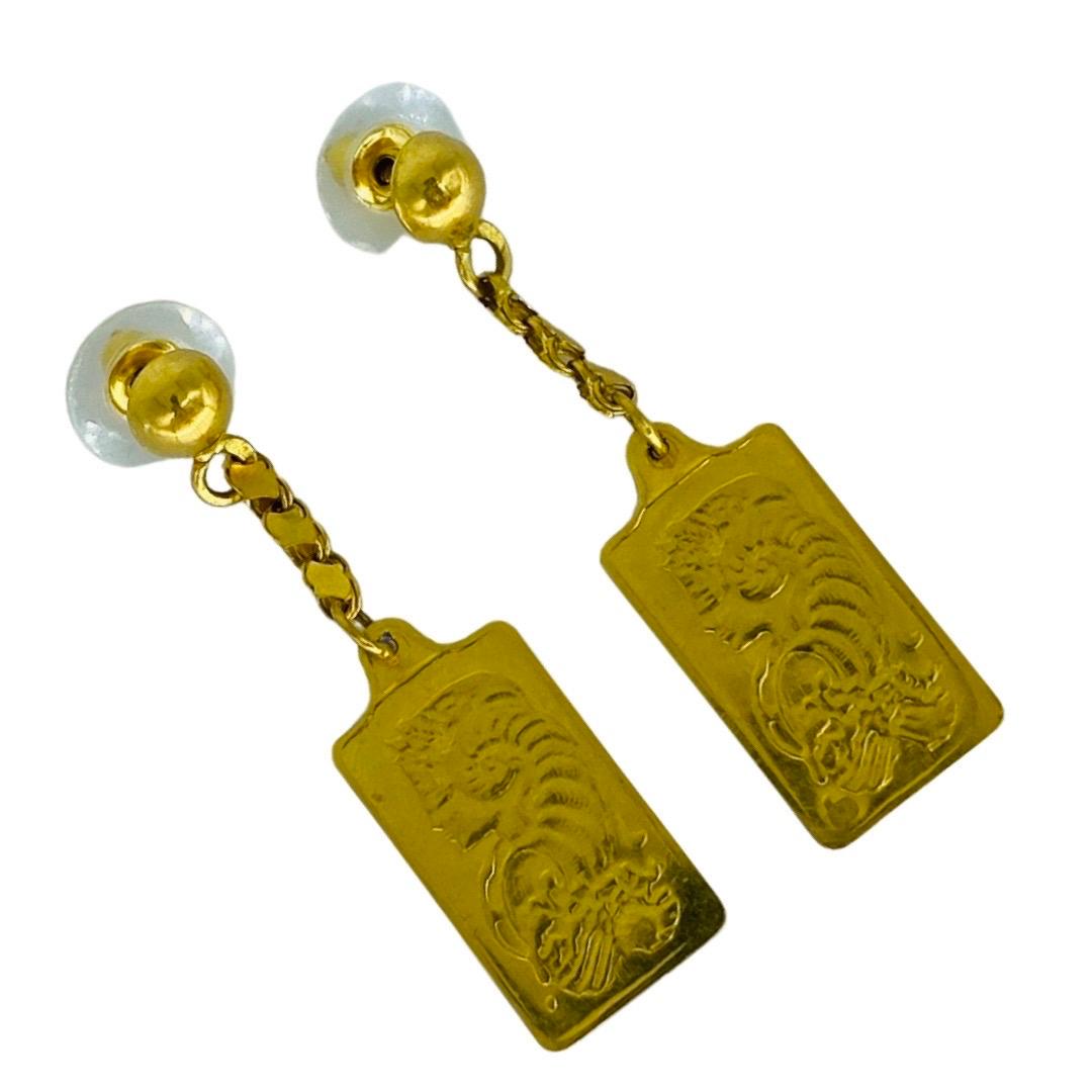 Orecchini a goccia pendenti in stile bar Suiss in oro antico 21k
Gli orecchini pesano 5 grammi e misurano 1,70 pollici di altezza e 12 mm di larghezza.
Questi orecchini hanno più di 80 anni.