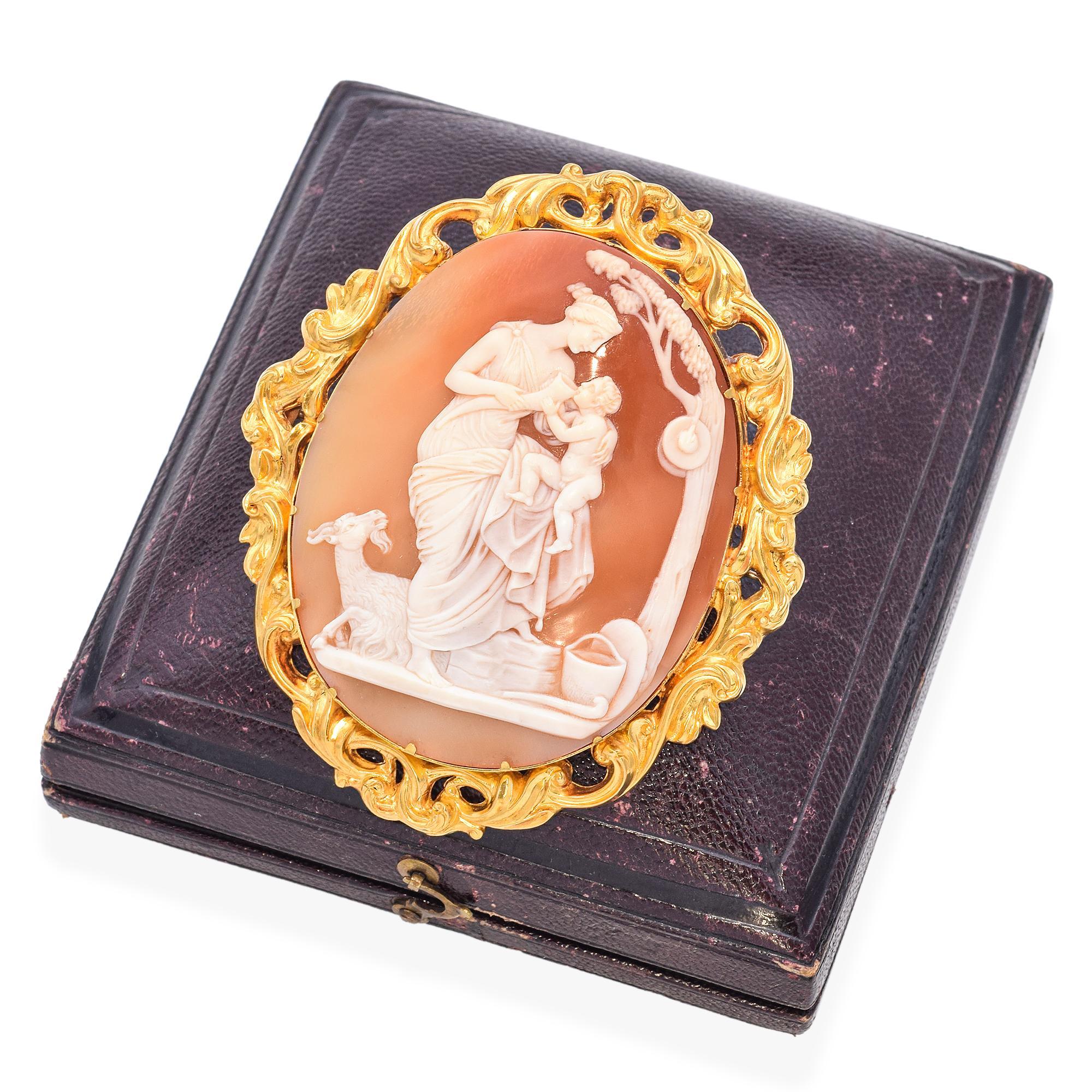 Antike 21 Karat Gelbgold Amalthea mit Baby Zeus Kamee Brosche (Neoklassisch) im Angebot
