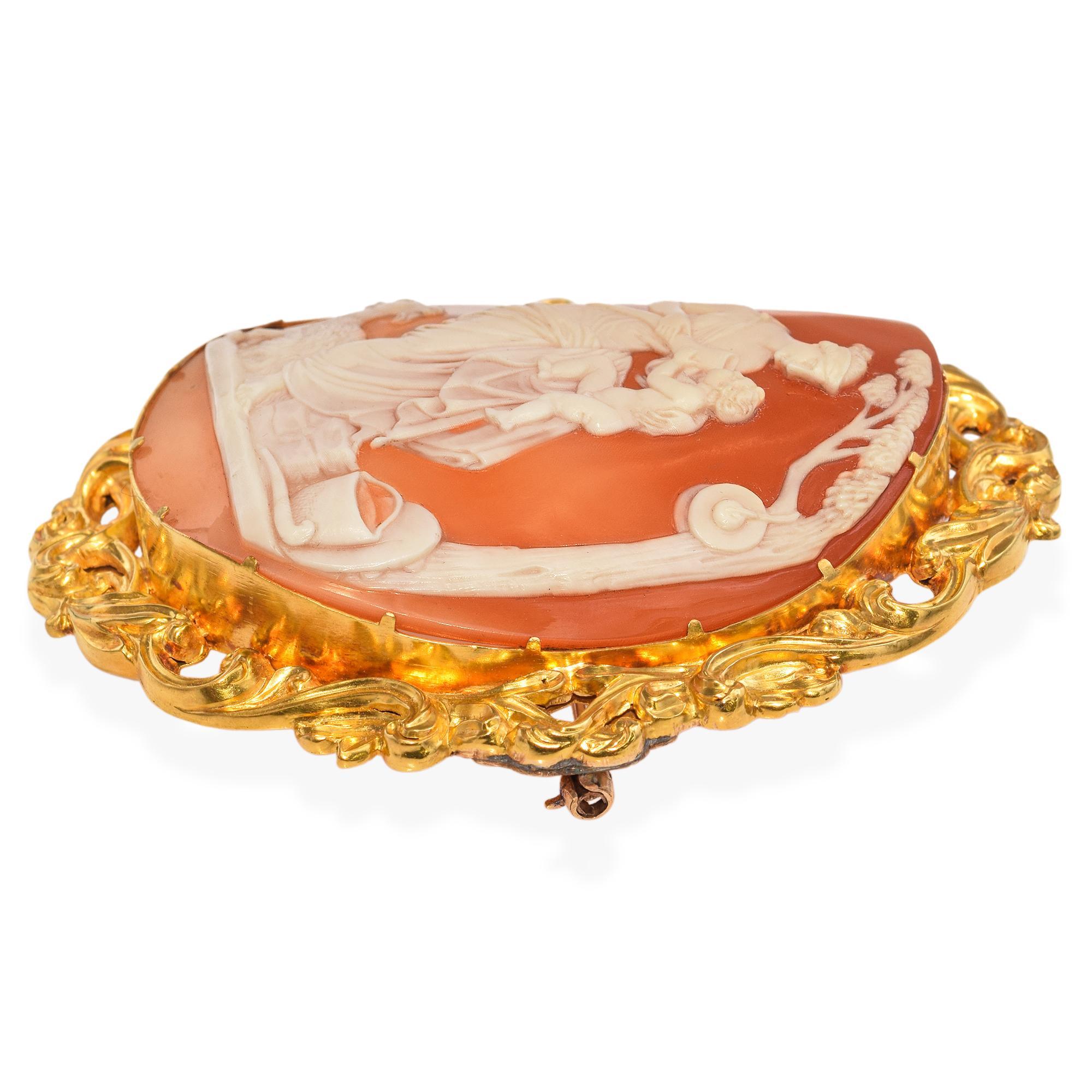 Antike 21 Karat Gelbgold Amalthea mit Baby Zeus Kamee Brosche im Zustand „Gut“ im Angebot in New York, NY