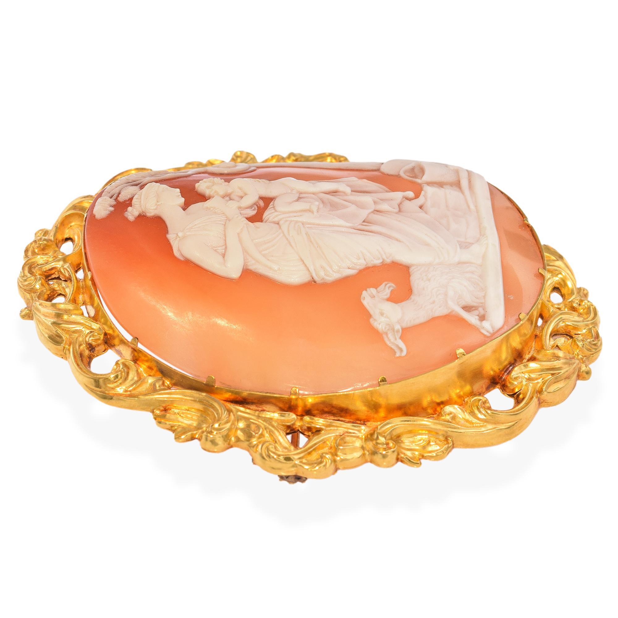 Antike 21 Karat Gelbgold Amalthea mit Baby Zeus Kamee Brosche Damen im Angebot