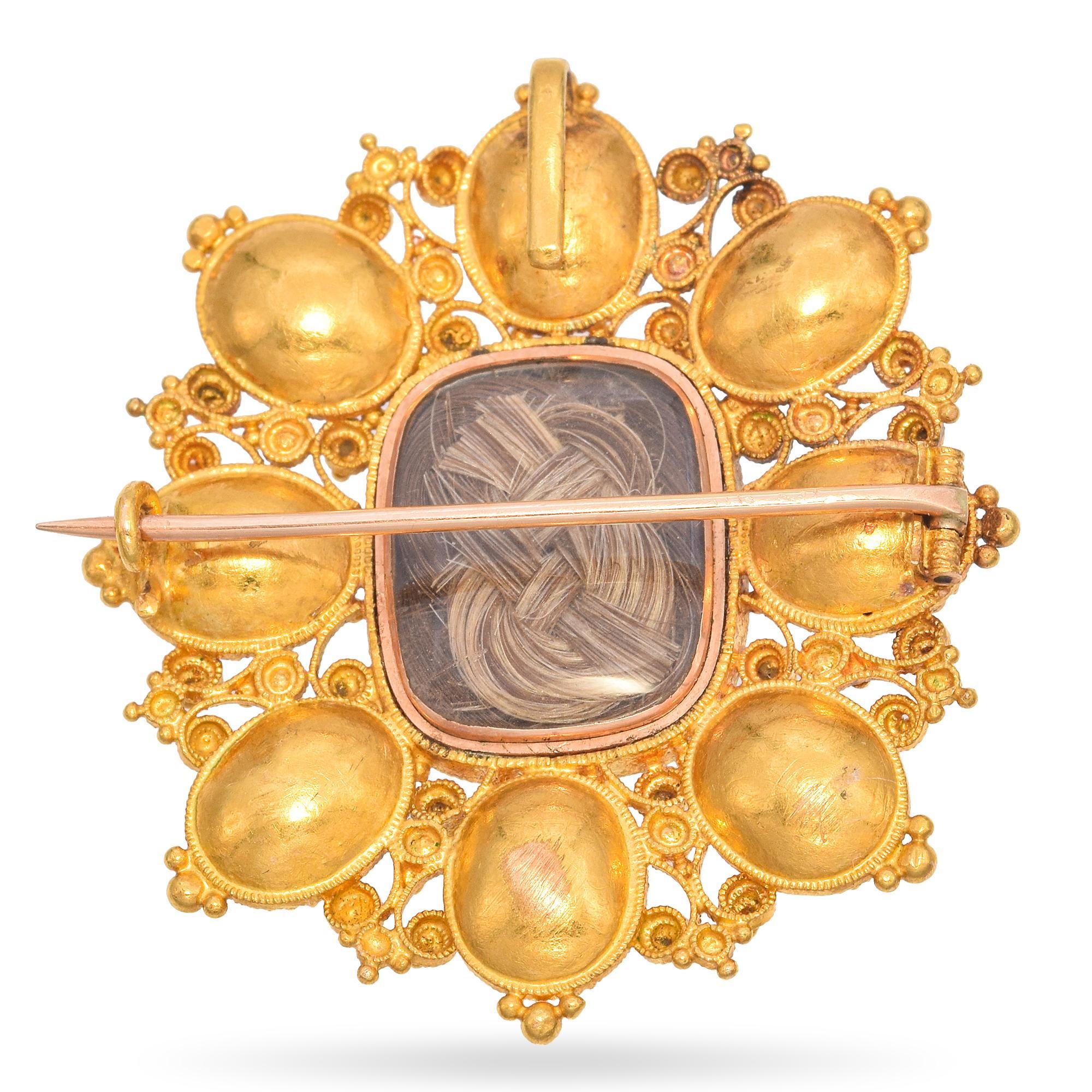 Esempio di squisito artigianato vittoriano, questa antica spilla da lutto è realizzata in ricco oro giallo 21k e presenta un cammeo finemente intagliato di Cupido che doma Cerbero, il mitico cane a tre teste di Ade. Incorniciato in un'intricata