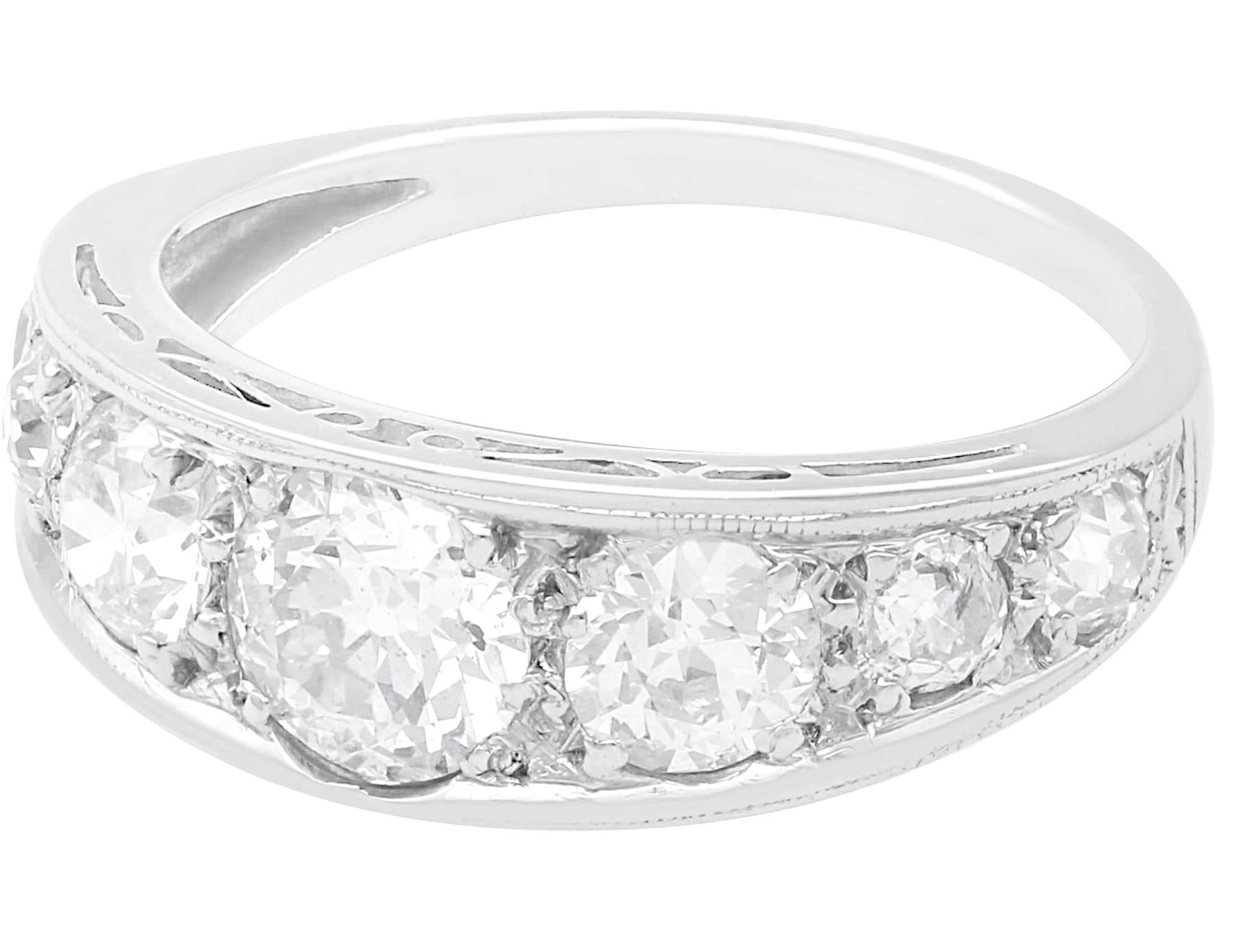 Antiker Ring aus 18 Karat Weißgold mit 2,20 Karat Diamanten und sieben Steinen (Alteuropäischer Schliff)
