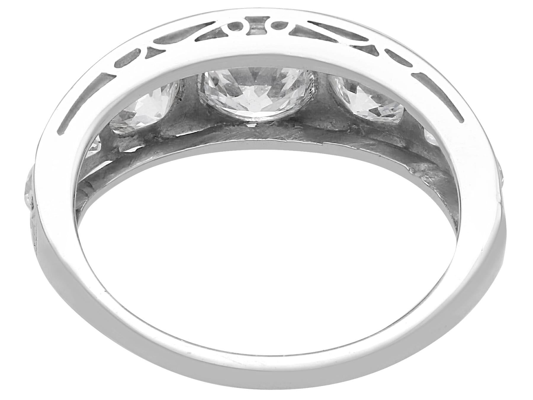 Antiker Ring aus 18 Karat Weißgold mit 2,20 Karat Diamanten und sieben Steinen im Zustand „Hervorragend“ in Jesmond, Newcastle Upon Tyne