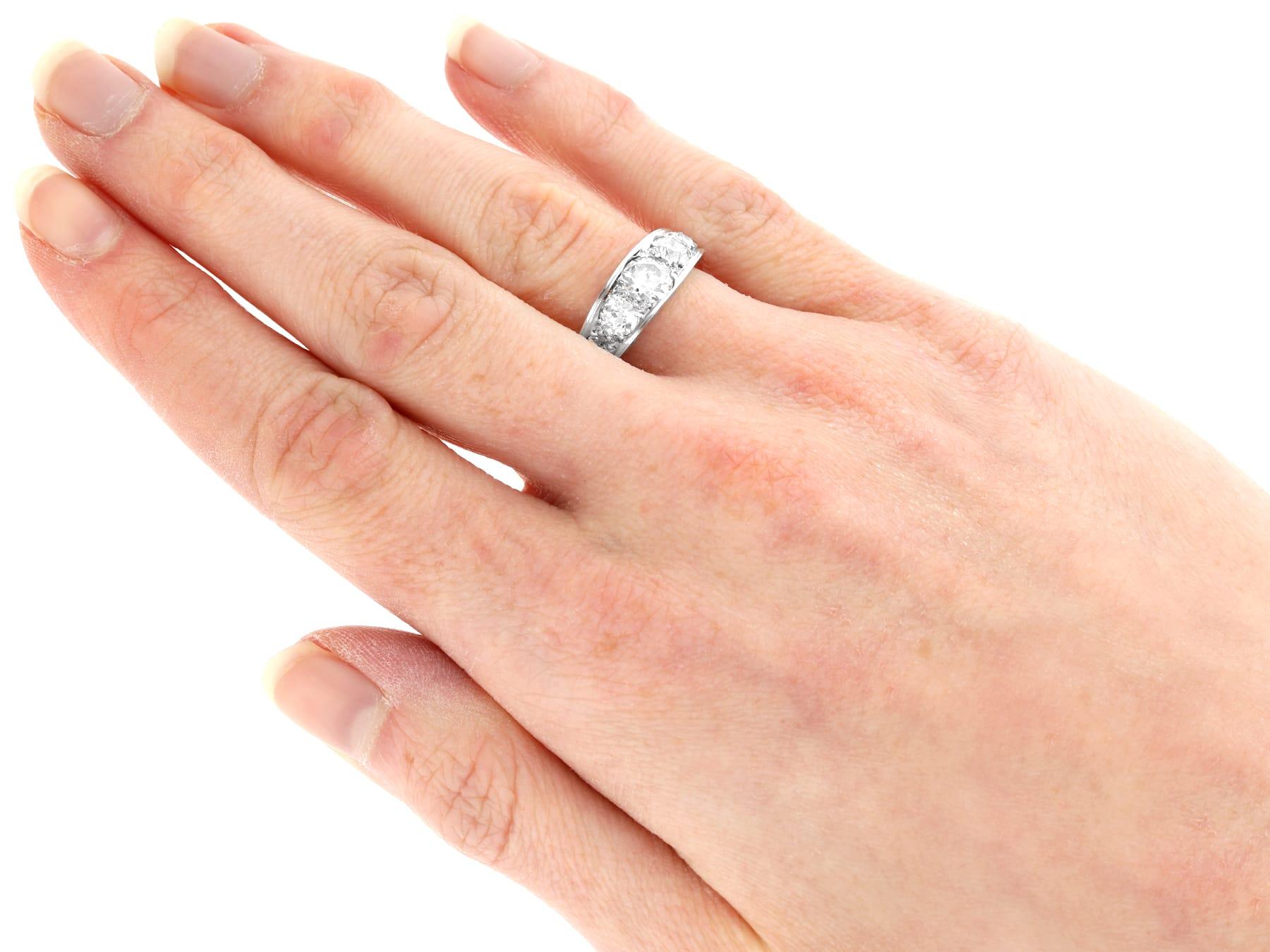 Antiker Ring aus 18 Karat Weißgold mit 2,20 Karat Diamanten und sieben Steinen 1